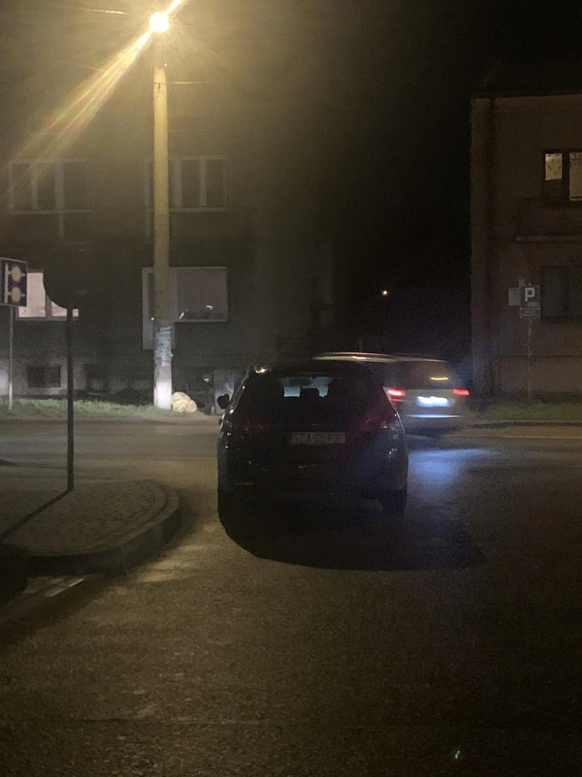 Zastawianie wyjazdu ze skrzyżowania pomimo wielu miejsc parkingowych