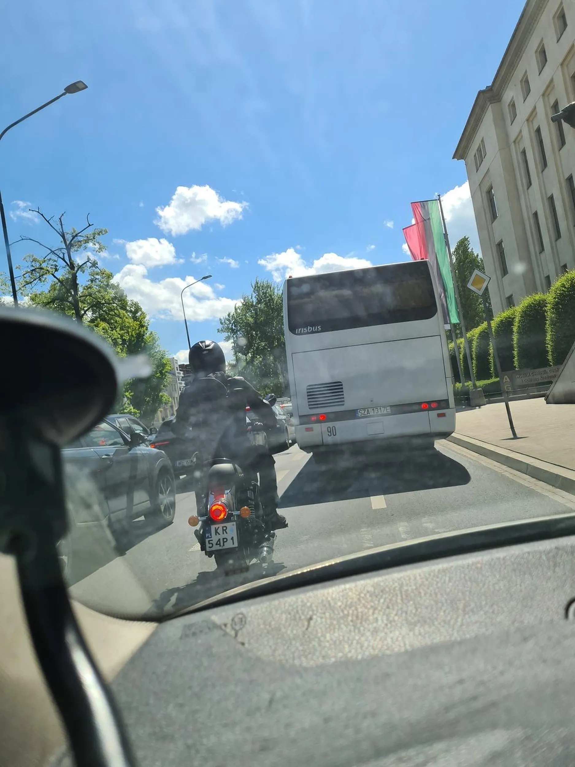 Kierowca wymusza pierwszeństwo