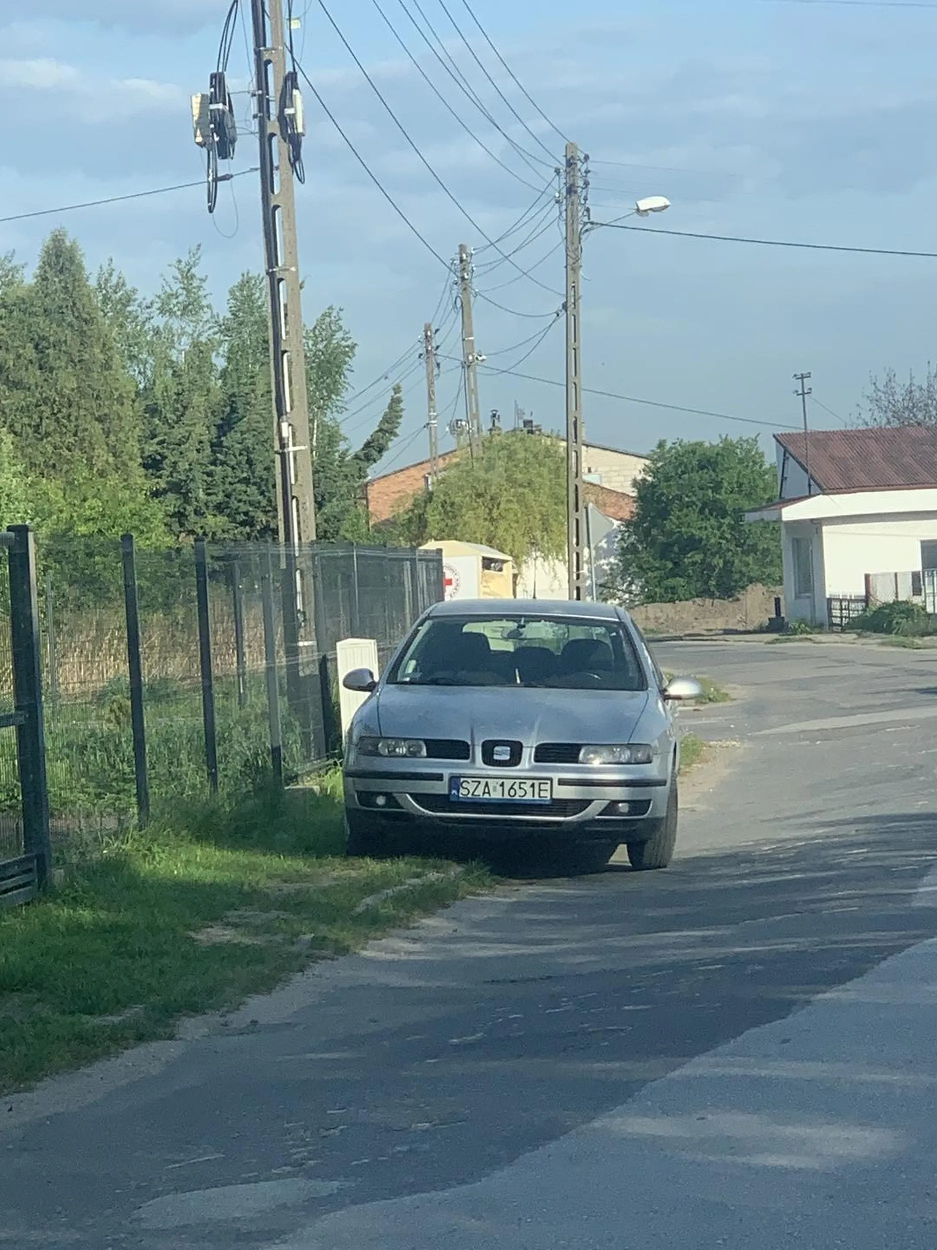 Szanowna Pani, przy skrzyżowaniu nie parkuje się samochodu. Rozumiem makijaże i inne zabiegi bjuti u samozwańczej pseudo makijażystki ale bezpieczeństwo należy zachować