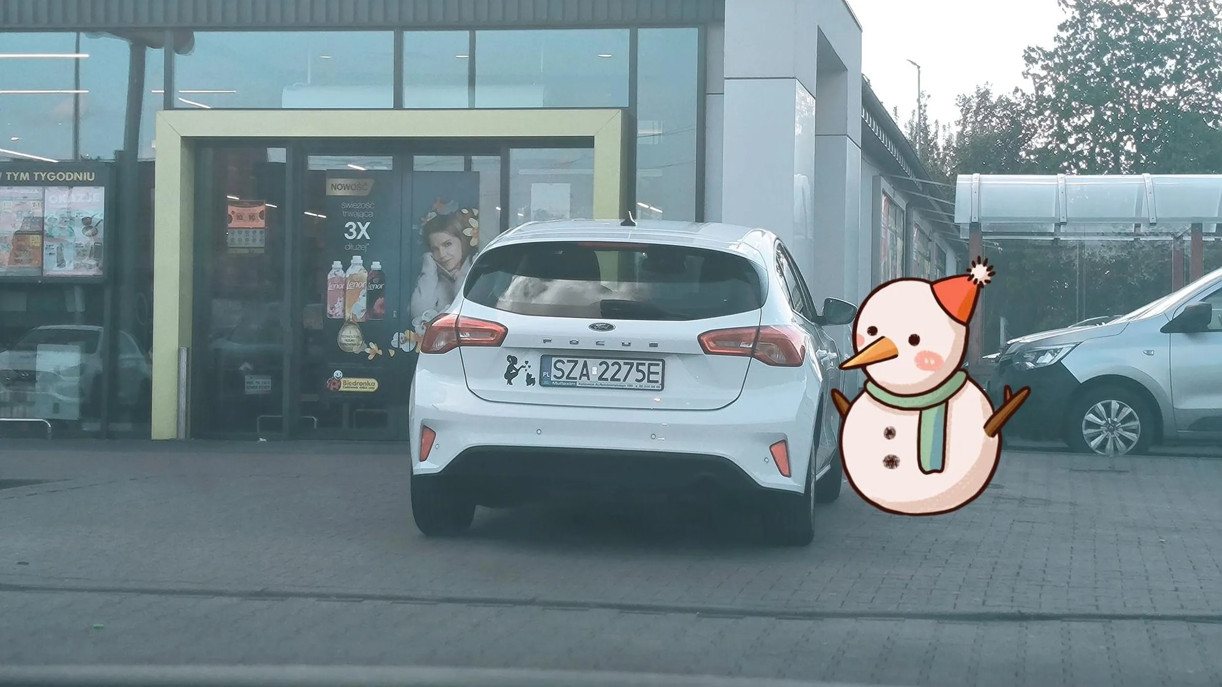 Następnym razem po prostu wjedź do biedronki. Po co ograniczać się do parkowania NA CHODNIKU pod wejściem. Jesteś księżniczką! Co będziesz tyle dźwigać... Pewnie w domu też wjeżdżasz autem do kuchni od razu :)