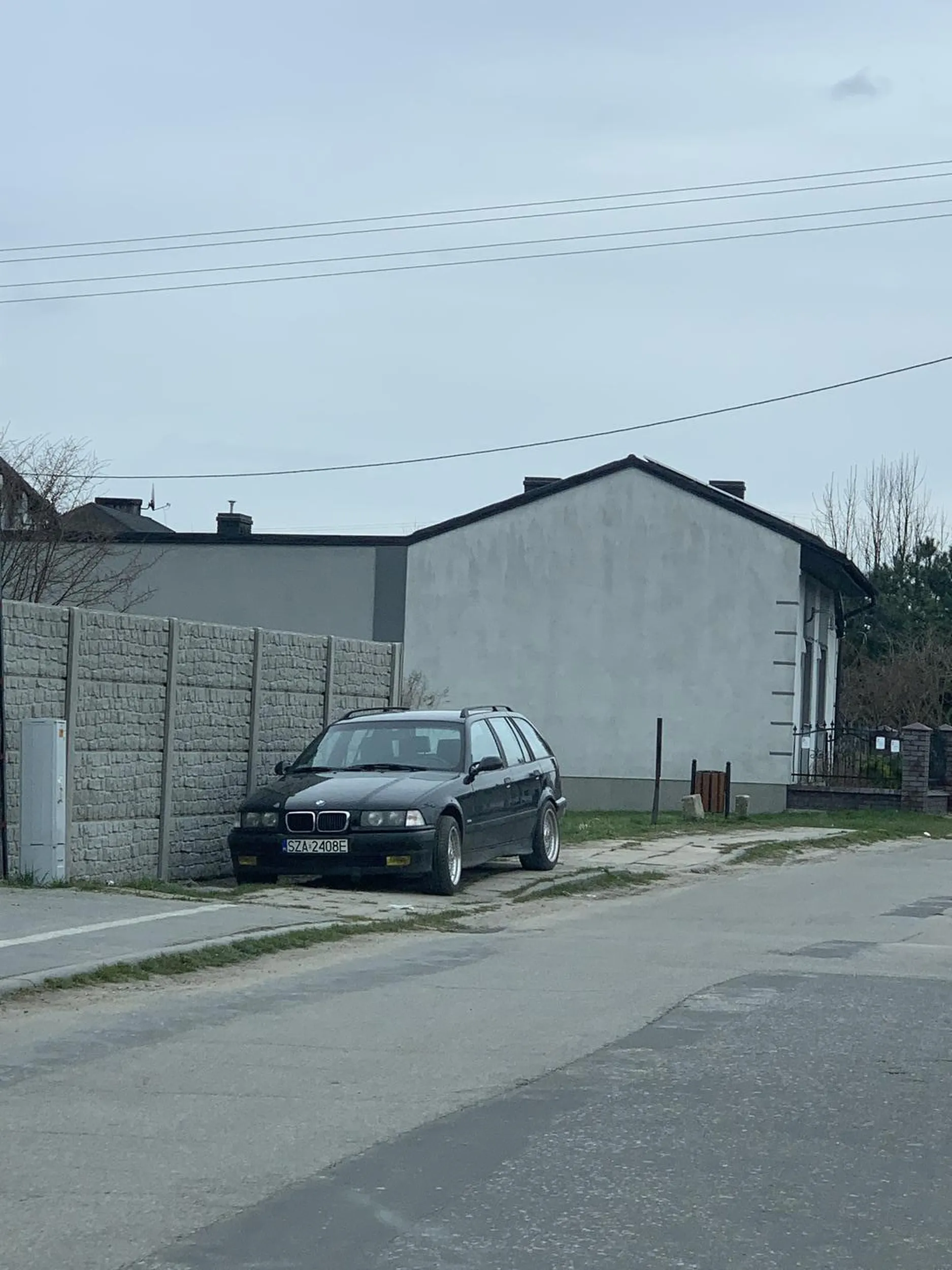 Codzienne parkowanie na chodniku….