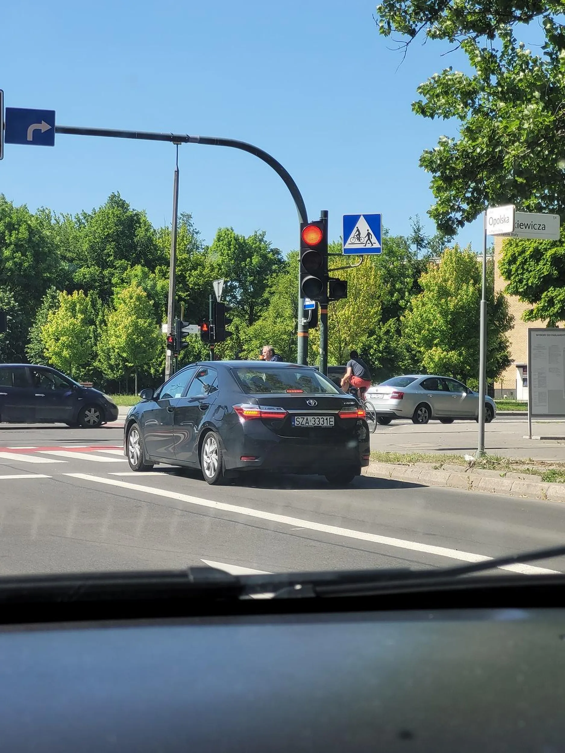 Gruba baba za kółkiem wymusza pierwszeństwo, zajeżdża drogę i nawet nie popatrzy w lusterko kiedy zostanie strąbiona. Naucz się jeździć kobieto