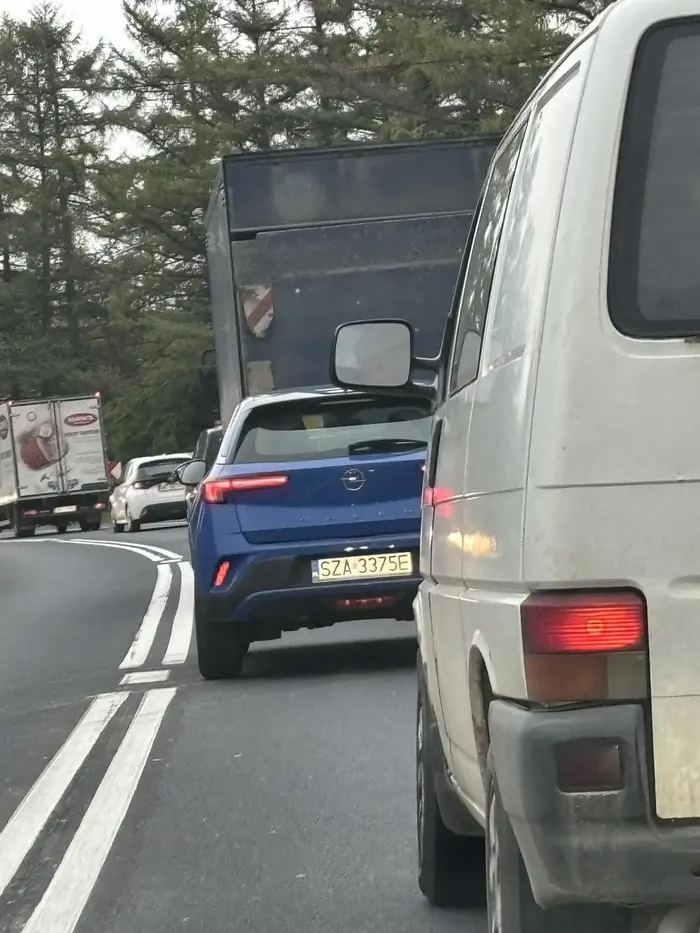 Kobietofacet prowadzący ten samochód nie zna podstawowych przepisów ruchu drogowego i nie wie czym jest jazda na suwak. Pasażer prawdopodobnie był pijany, bo wymiotował przez okno.