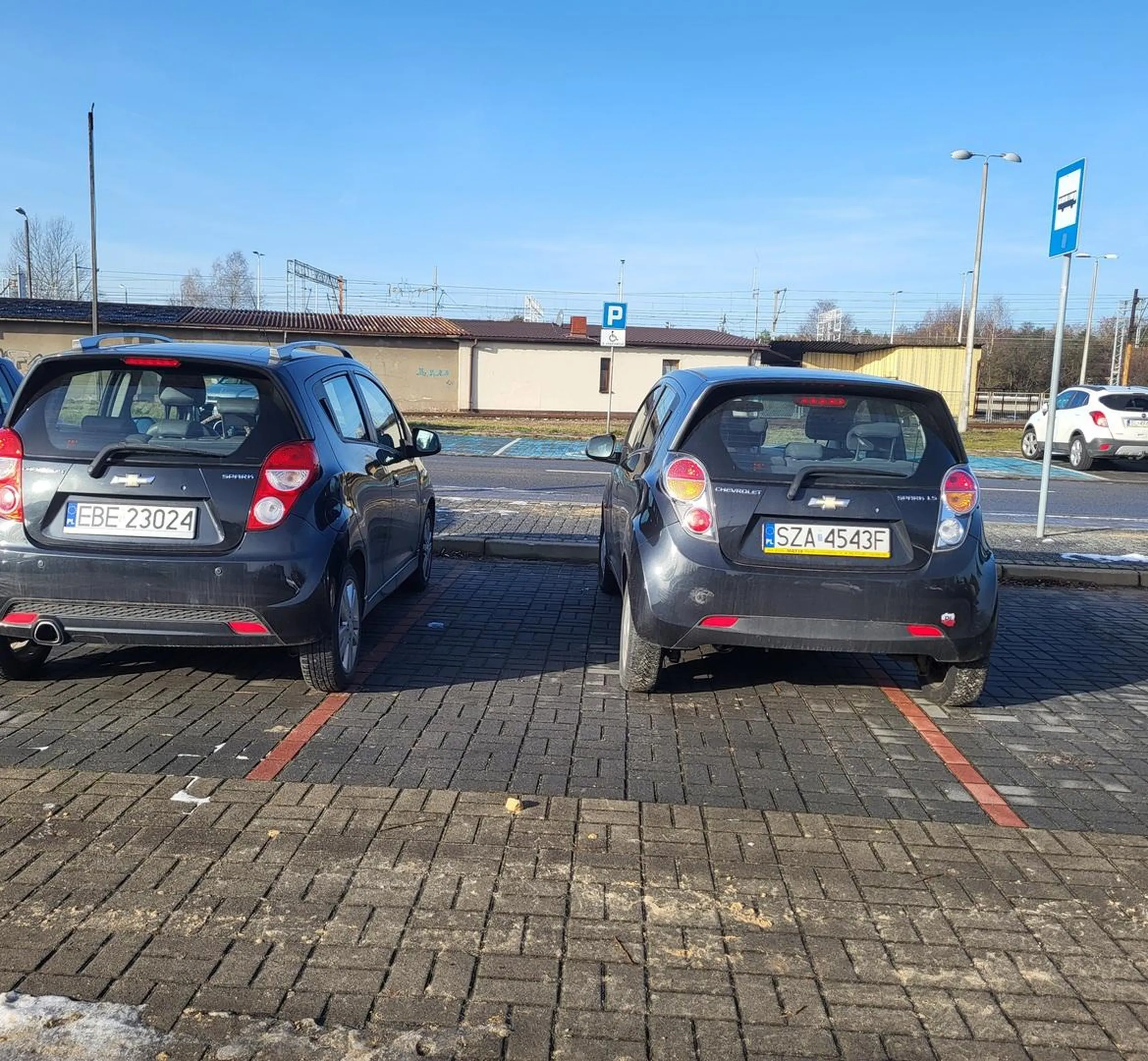 To nie pierwszy raz, gdy widzę to auto tak zaparkowane. Im mniejsze auto tym ciężej zaparkować czy co? Nie pozdrawiam, znajdzie się kilku takich i kończą się miejsca na parkingu. Więc proszę naucz się parkować!