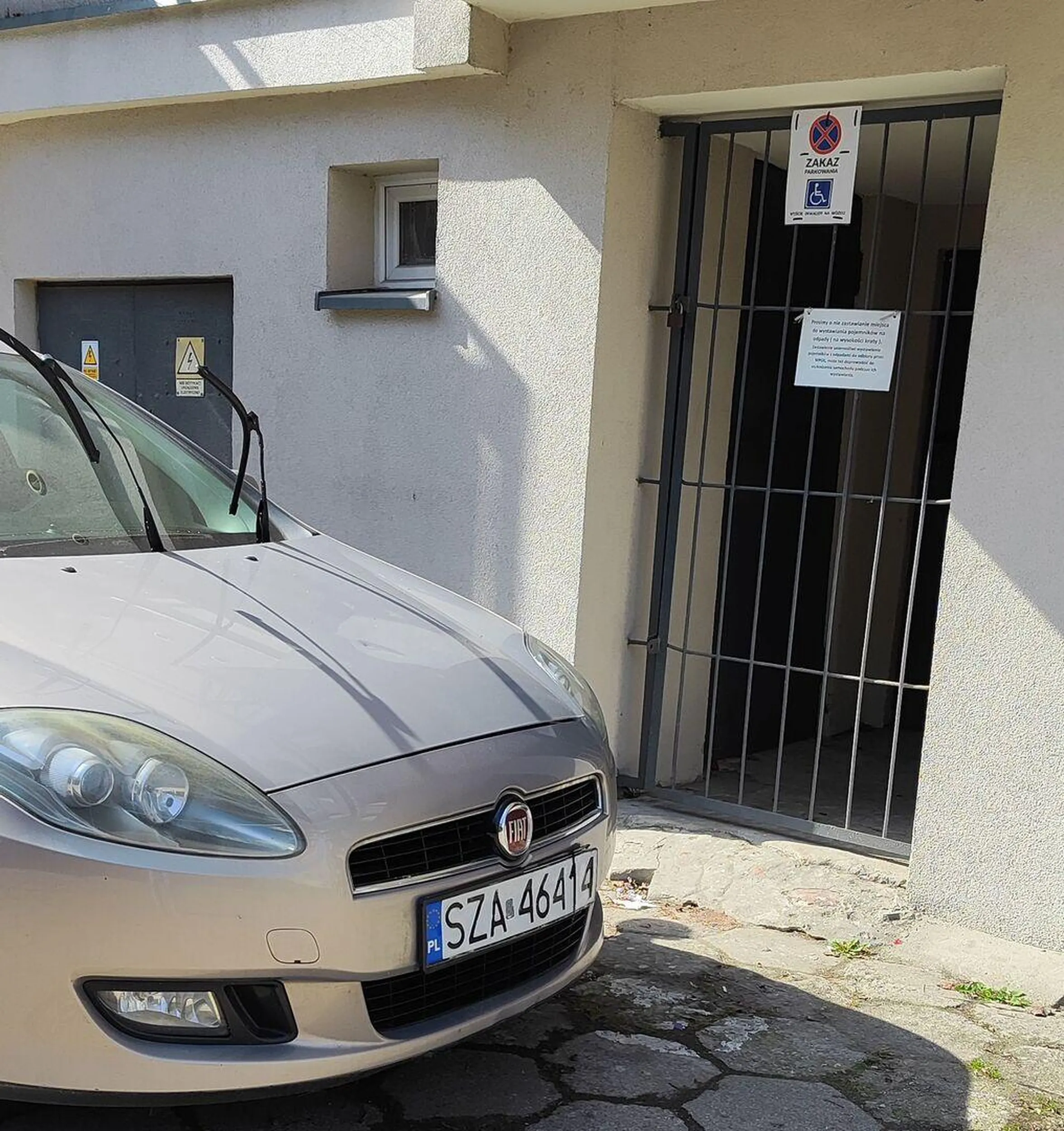 Cały tydzień Wielki Pan celowo blokuje autem wyjście inwalidzie - niech go sąsiedzi wynoszą po schodach od frontu po co kaleka ma szpecić otoczenie. Tak wygląda mentalność człowieka nękającego i prześladującego niepełnosprawnych