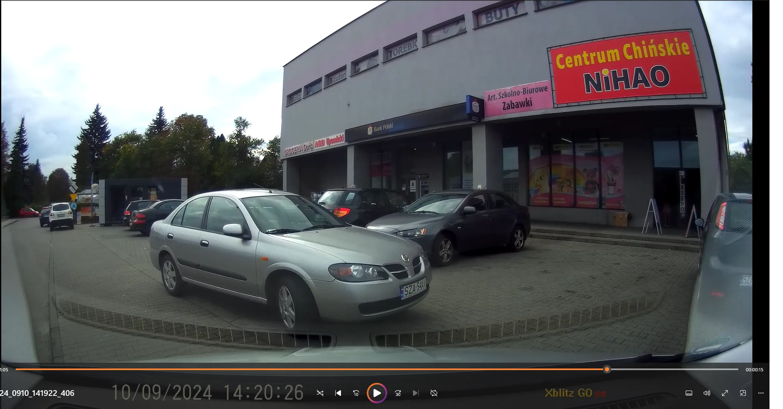 Facet zastawia zaparkowane pojazdy na parkingu bo przyjechał na chwilę. Nie odjedzie po zwróceniu uwagi, tłumaczyłem, że się tak nie robi, że się szuka miejsca wolnego i tam staje. Odparł, "A jak nie ma miejsca wolnego?" odpowiedziałem, to się staje na drodze nie zastawiając innych. Cham i prostak.