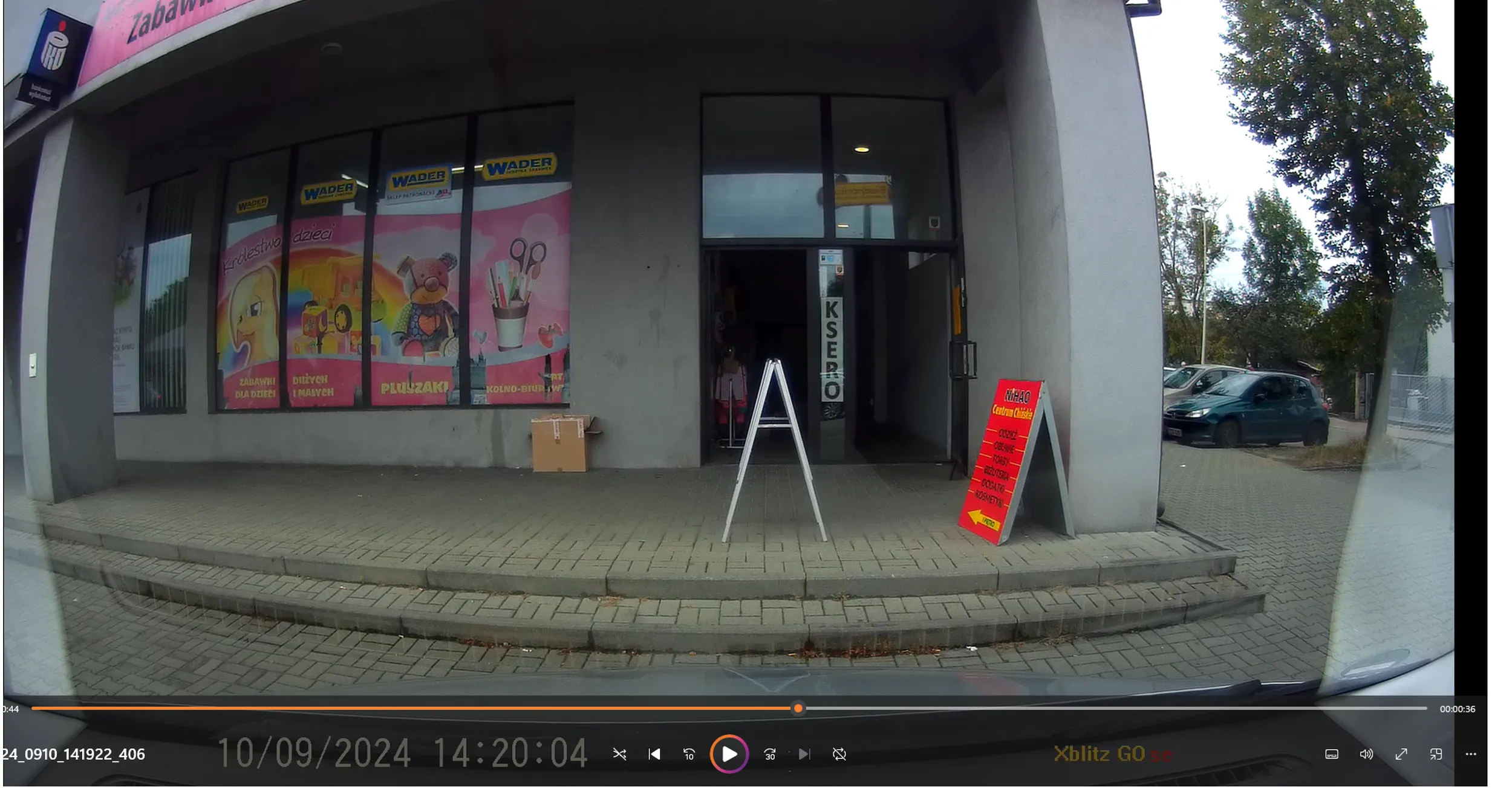 Facet zastawia zaparkowane pojazdy na parkingu bo przyjechał na chwilę. Nie odjedzie po zwróceniu uwagi, tłumaczyłem, że się tak nie robi, że się szuka miejsca wolnego i tam staje. Odparł, "A jak nie ma miejsca wolnego?" odpowiedziałem, to się staje na drodze nie zastawiając innych. Cham i prostak.