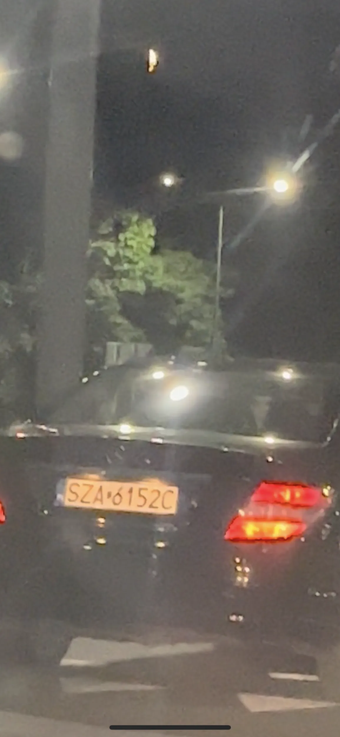 Jeździ po mieście i strzela z pistoletu na kulki do przechodniów.