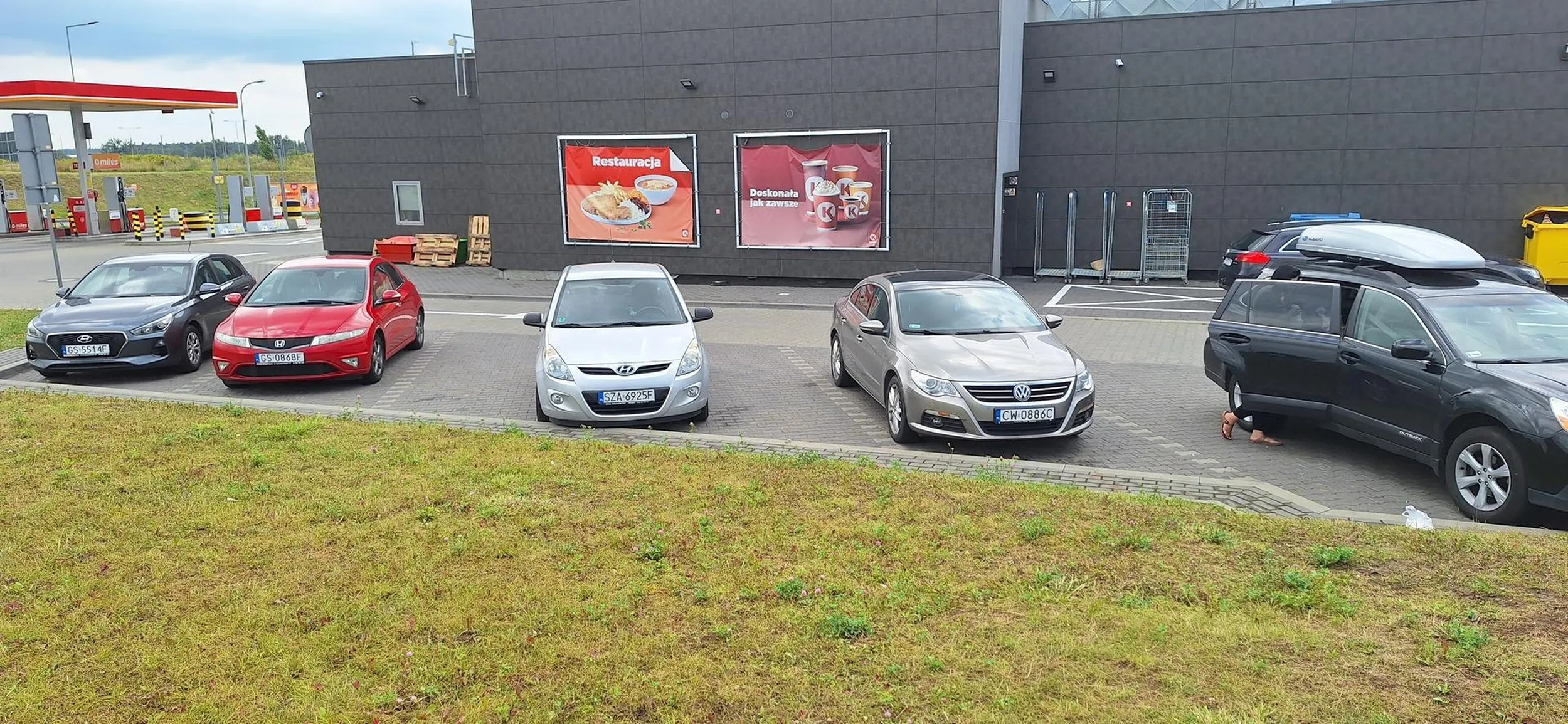 Jak poznać zawiercioka? Ano po słomie w butach lub po takim parkowaniu na MOPie. Żeby ktoś starego raśpla nie obił.