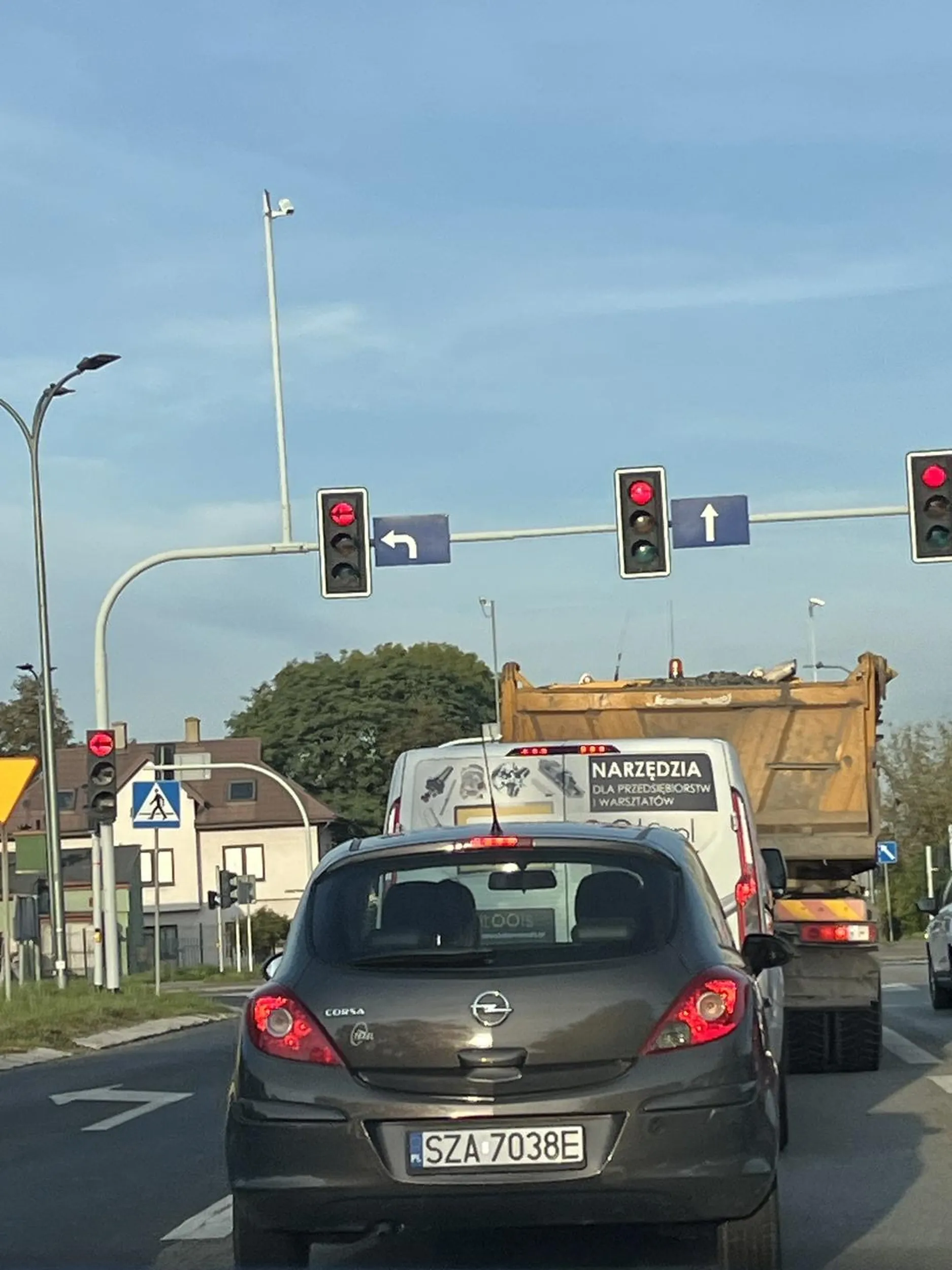 tragiczny kierowca wymusza pierwszeństwo, nie potrafi jeździć wjechała mi pod maskę i prawie pod tira w przeciągu 2 minut XD