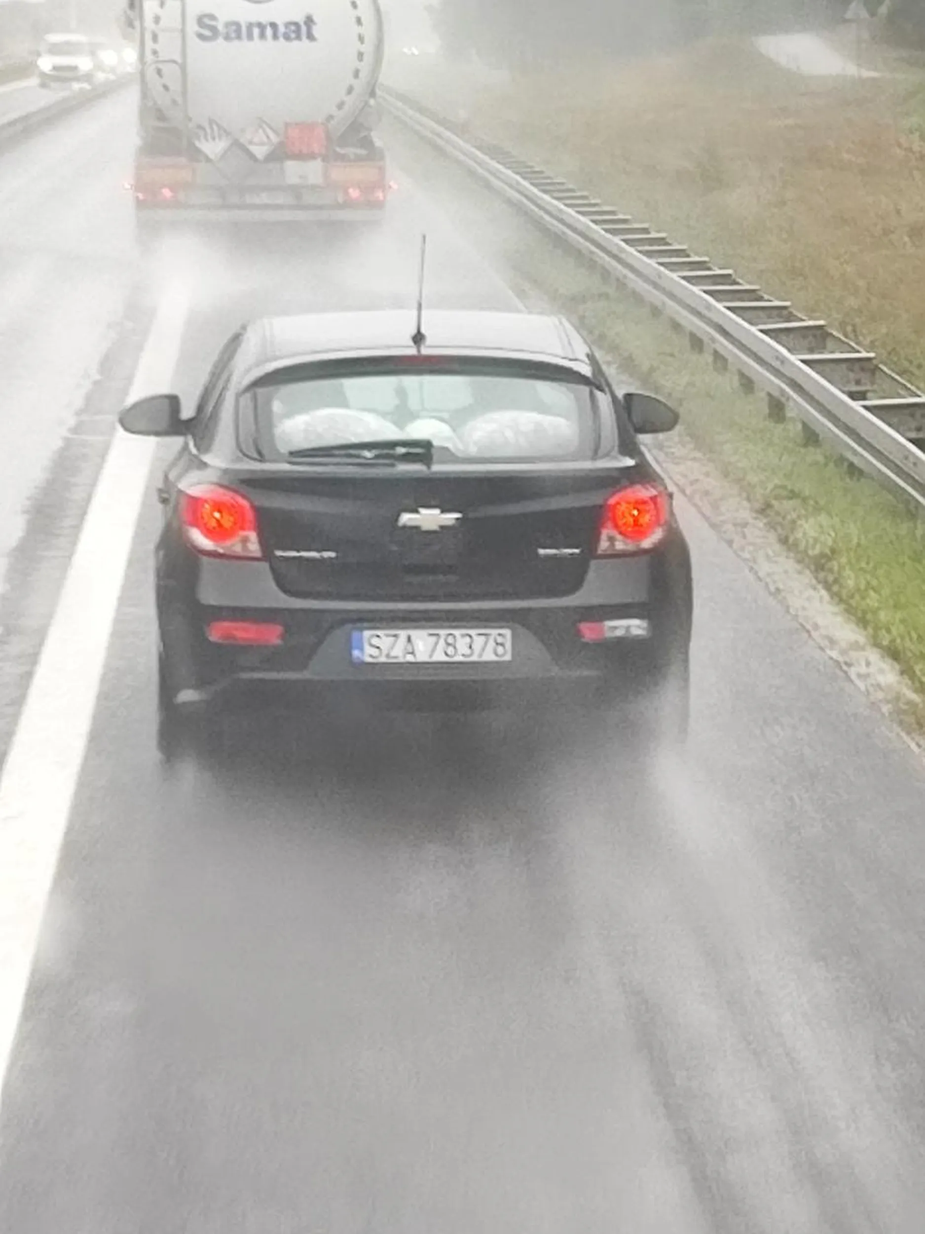 Kierowca któremu życie swoje i chyba innych jest obojętne. Wyjechał wprost pod załadowaną ciężarówkę czym wymusił pierwszeństwo na śliskiej nawierzchni mało brakowało a skończyłoby się to karambolem. Nie polecam