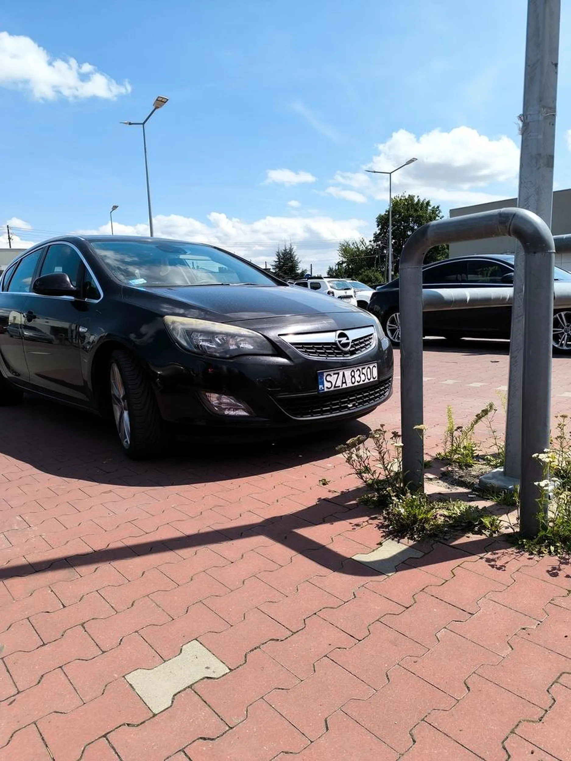 kierowco nie parkuje się na dwóch miejscach tylko na jednym ?