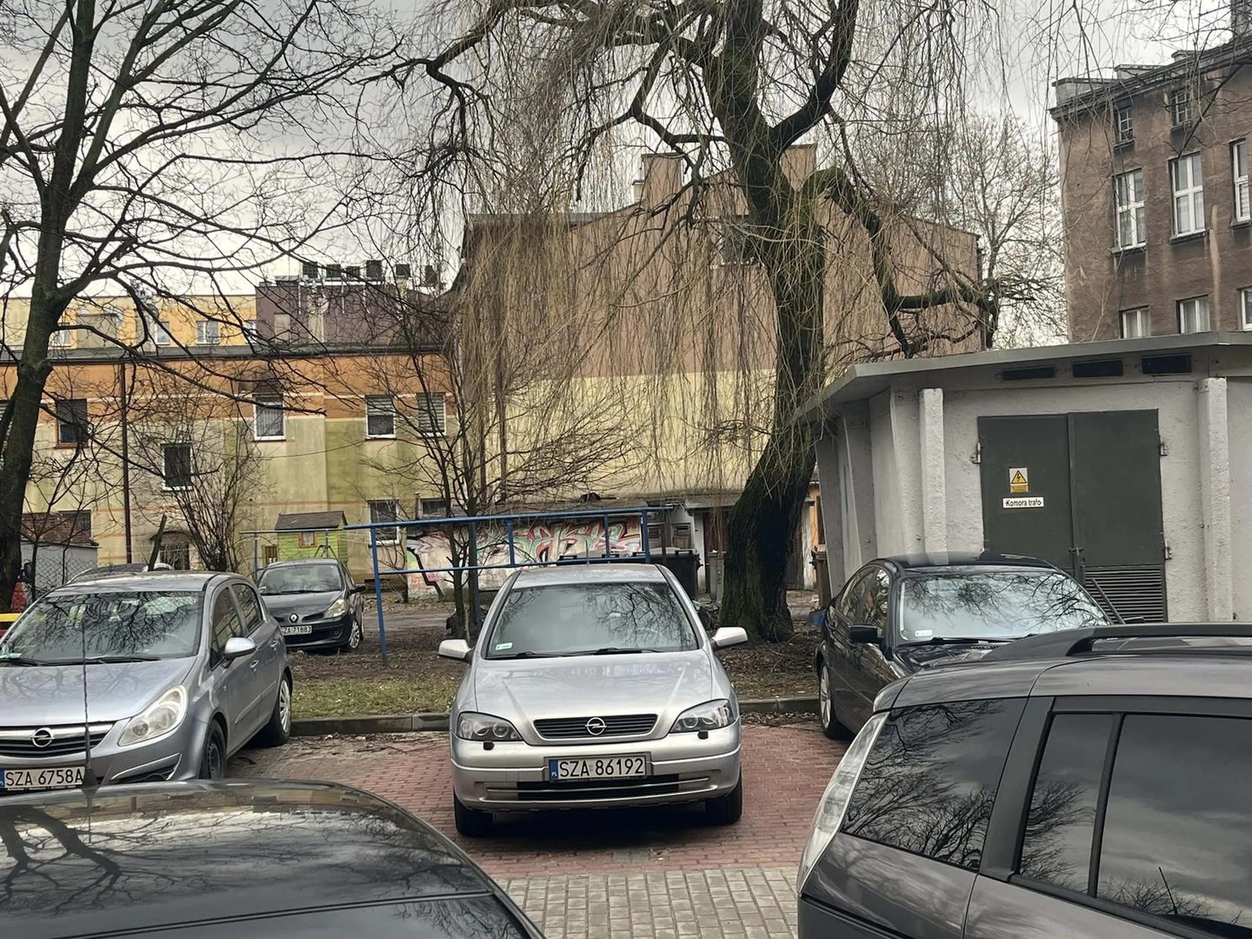 Polecam nauczyć się w końcu parkować, bo ile razy można aż tak notorycznie aż tak nierówno parkować.