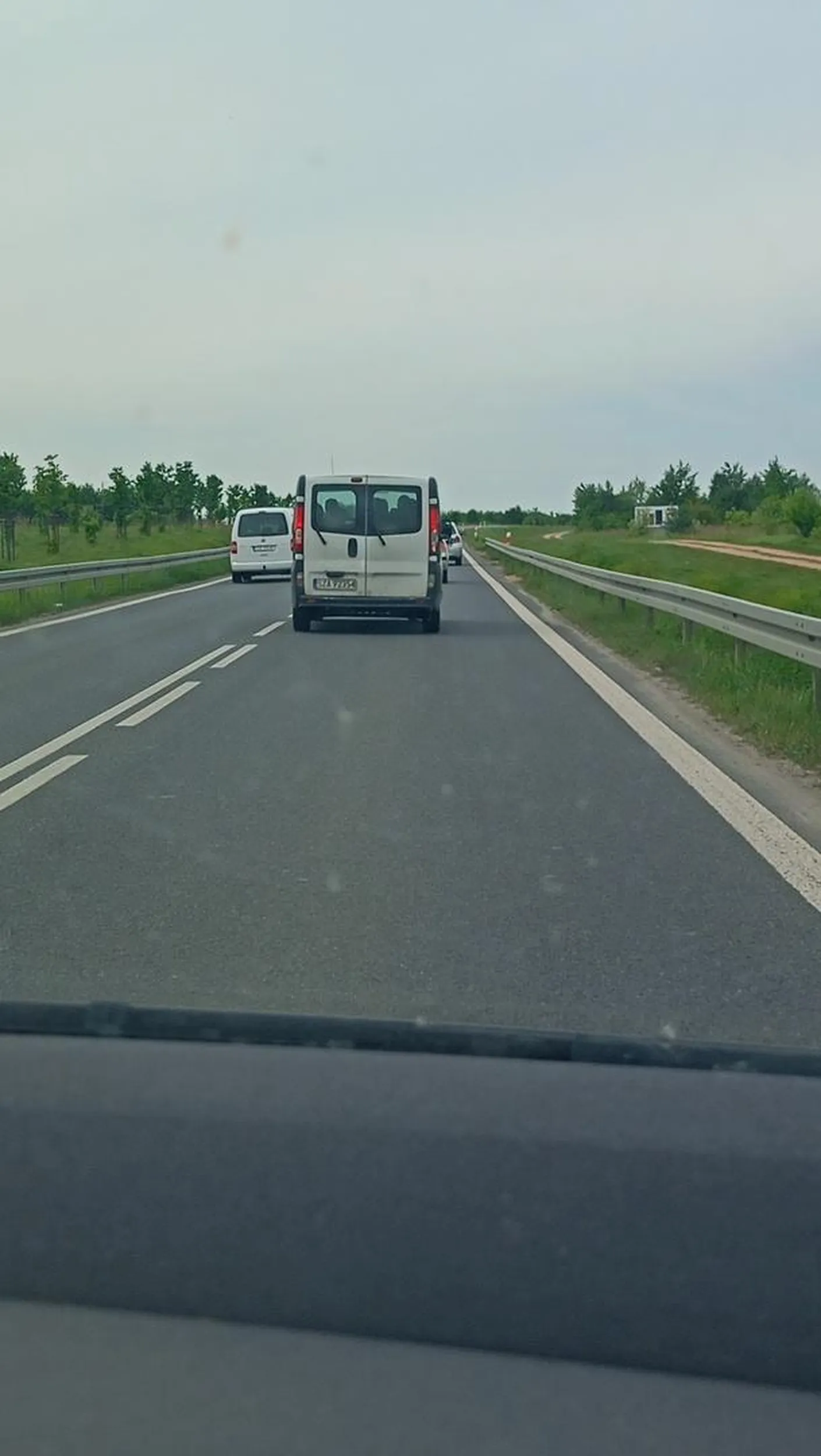 Wyprzedza na podwójnej ciągłej oraz na 3 omalo nie wjechał pod maskę po czym połapał środkowy palec .
