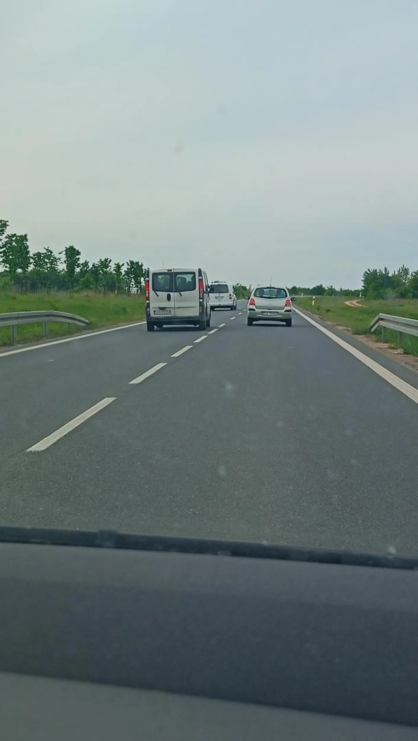 Wyprzedza na podwójnej ciągłej oraz na 3 omalo nie wjechał pod maskę po czym połapał środkowy palec .