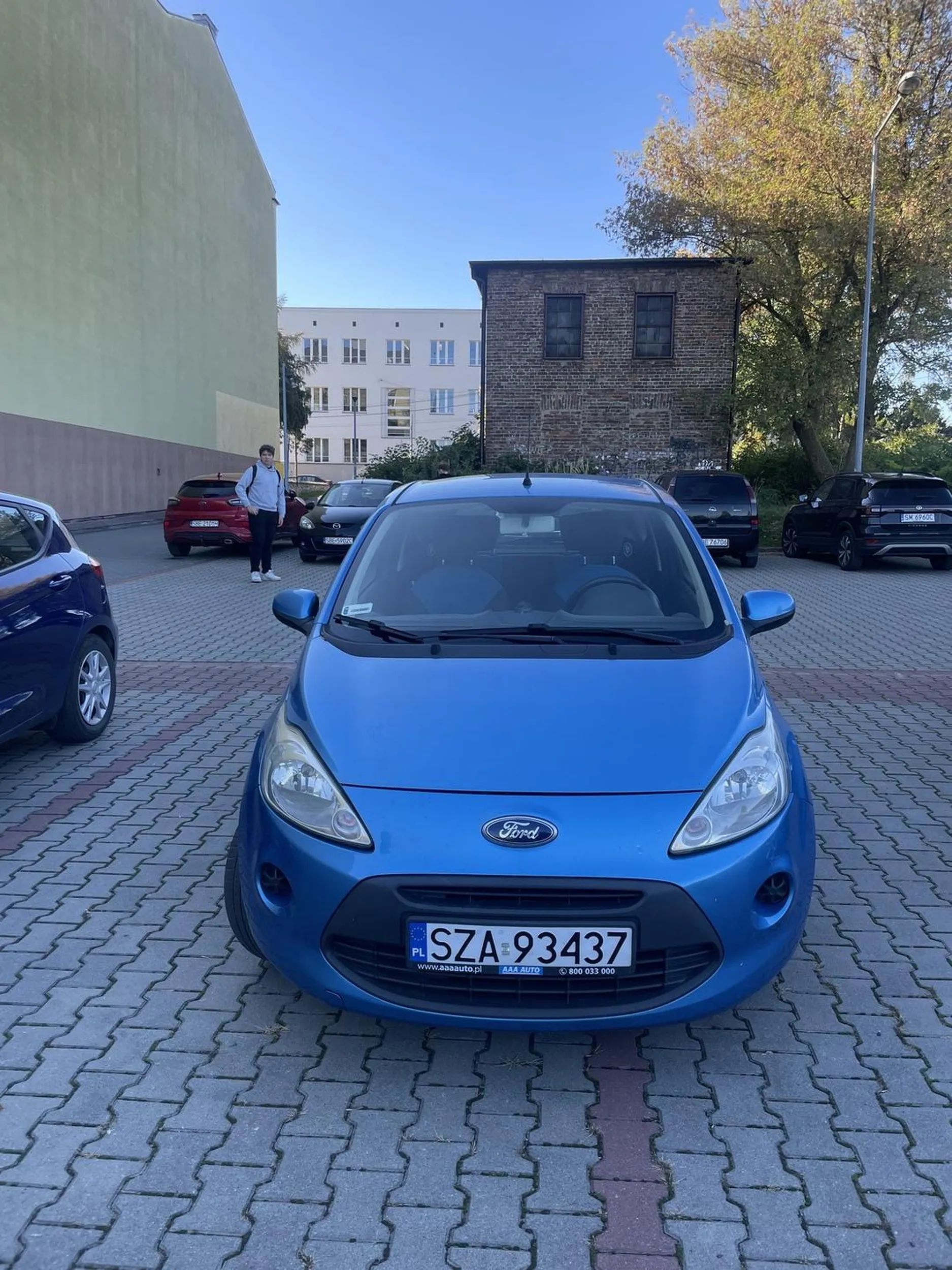 Proszę lepiej parkować bo zastawia dwa miejsca i nie mam gdzie zaparkować swoją kia. Nie pozdrawiam