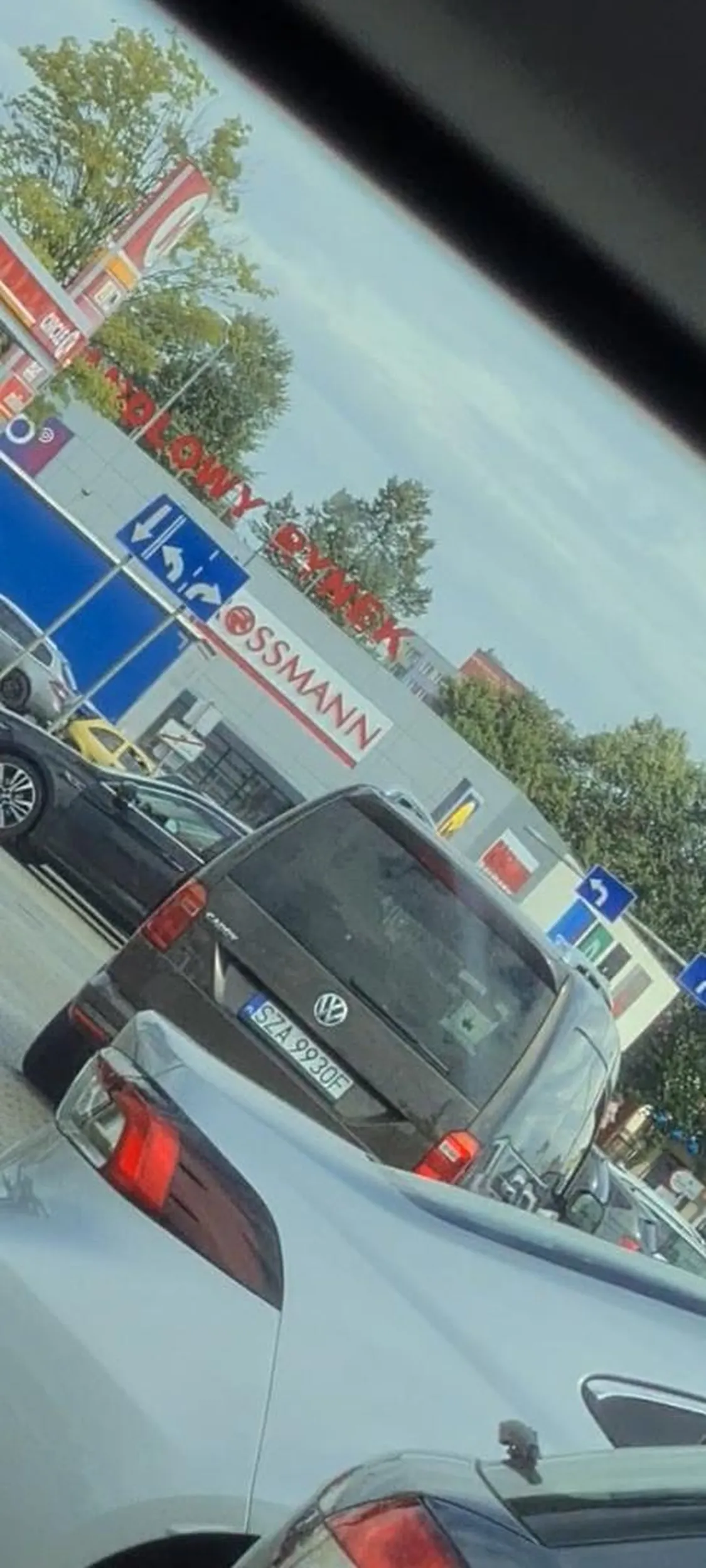 Niestabilny emocjonalnie mężczyzna blokował nam wyjazd z parkingu i próbował wymusić odszkodowanie