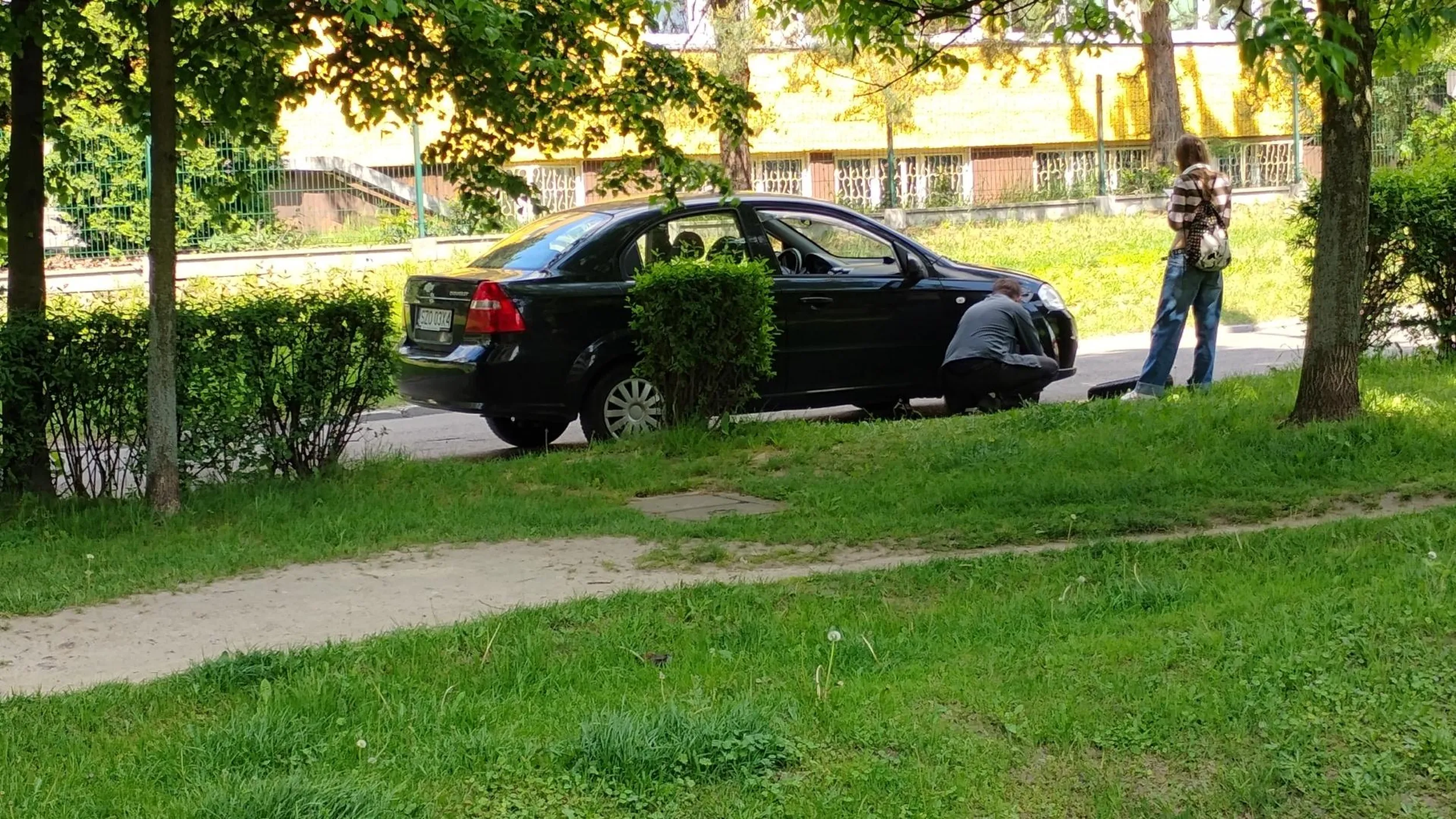 Przejechał na kapciu prawie całe osiedle. Parkingów multum. Za 20 metrów kolejne miejsca bezpieczne do wymiany. A staną na zakazie, na środku drogi i wymienia koło. Genialne myślenie