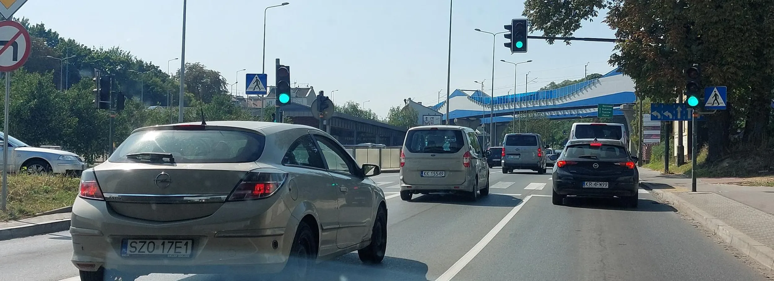 Szeryf lewego pasa, przy wyprzedzaniu prawym doznaje takiego bólu dupska, że piłuje gruza aż ciemny dym leci z wydechu xD Na szczęście gruz ledwo zipie, więc wyprzedzanie jest formalnością.