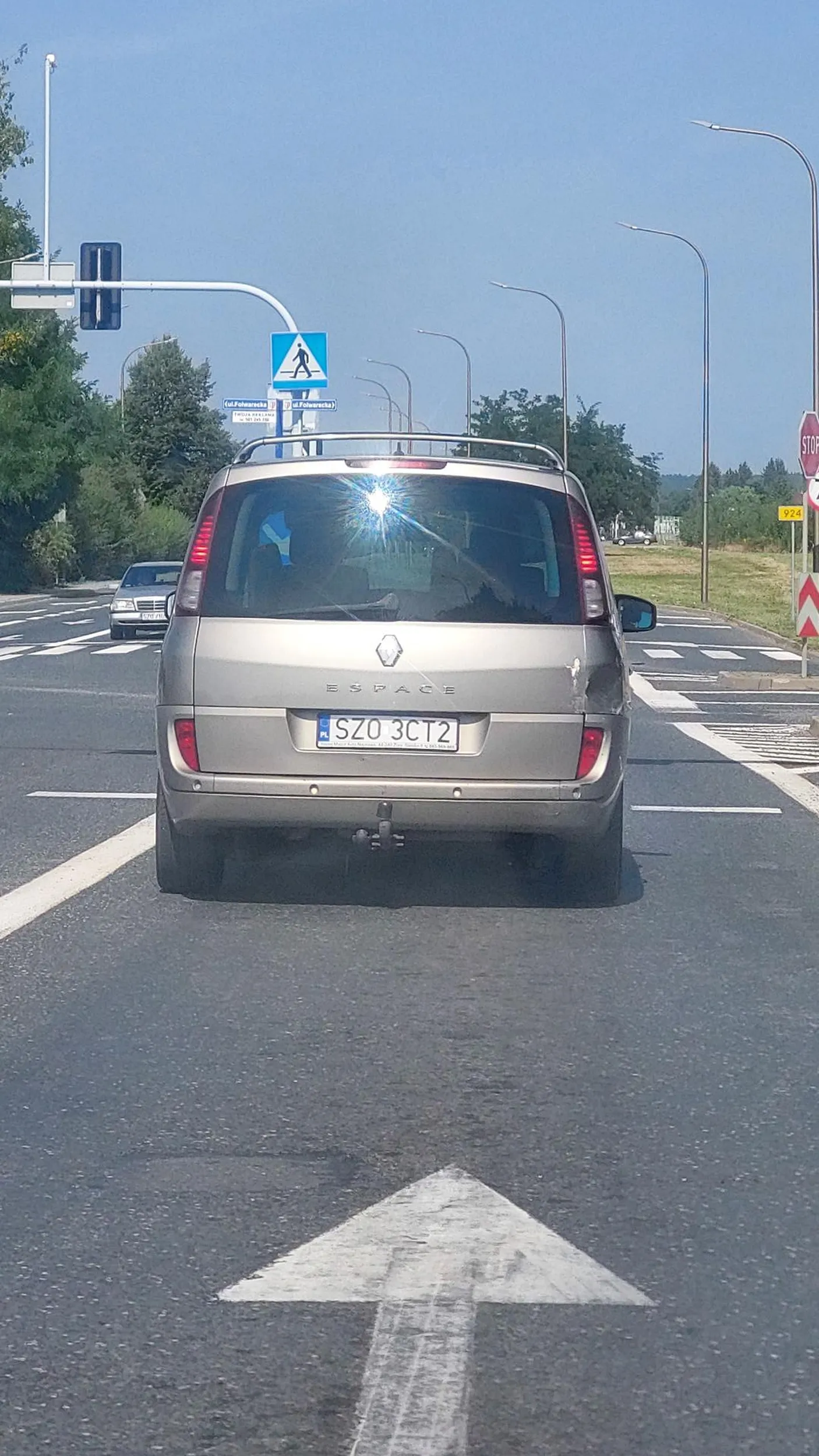 Pani nie wie do czego służy pas do skrętu w lewo i postanawia wyprzedzać, to samo przed sygnalizacja świetlna na której i tak jest czerwone