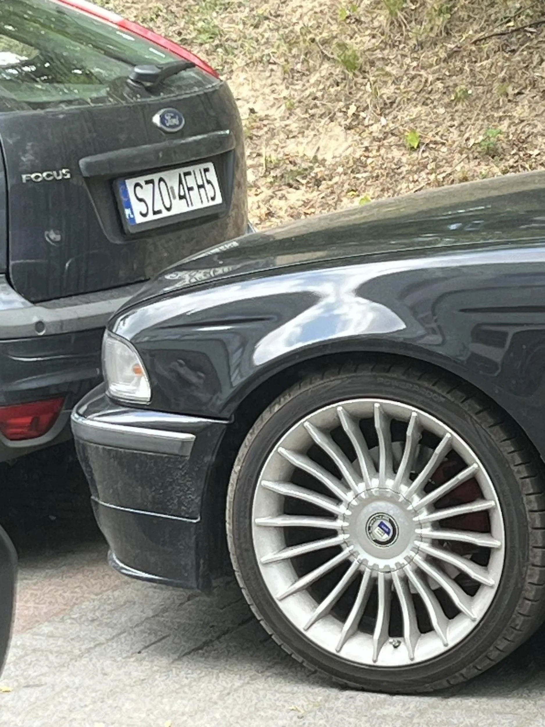 Nieostrożny kierowca Forda - warto uważać, wjechał w przód zaparkowanego auta