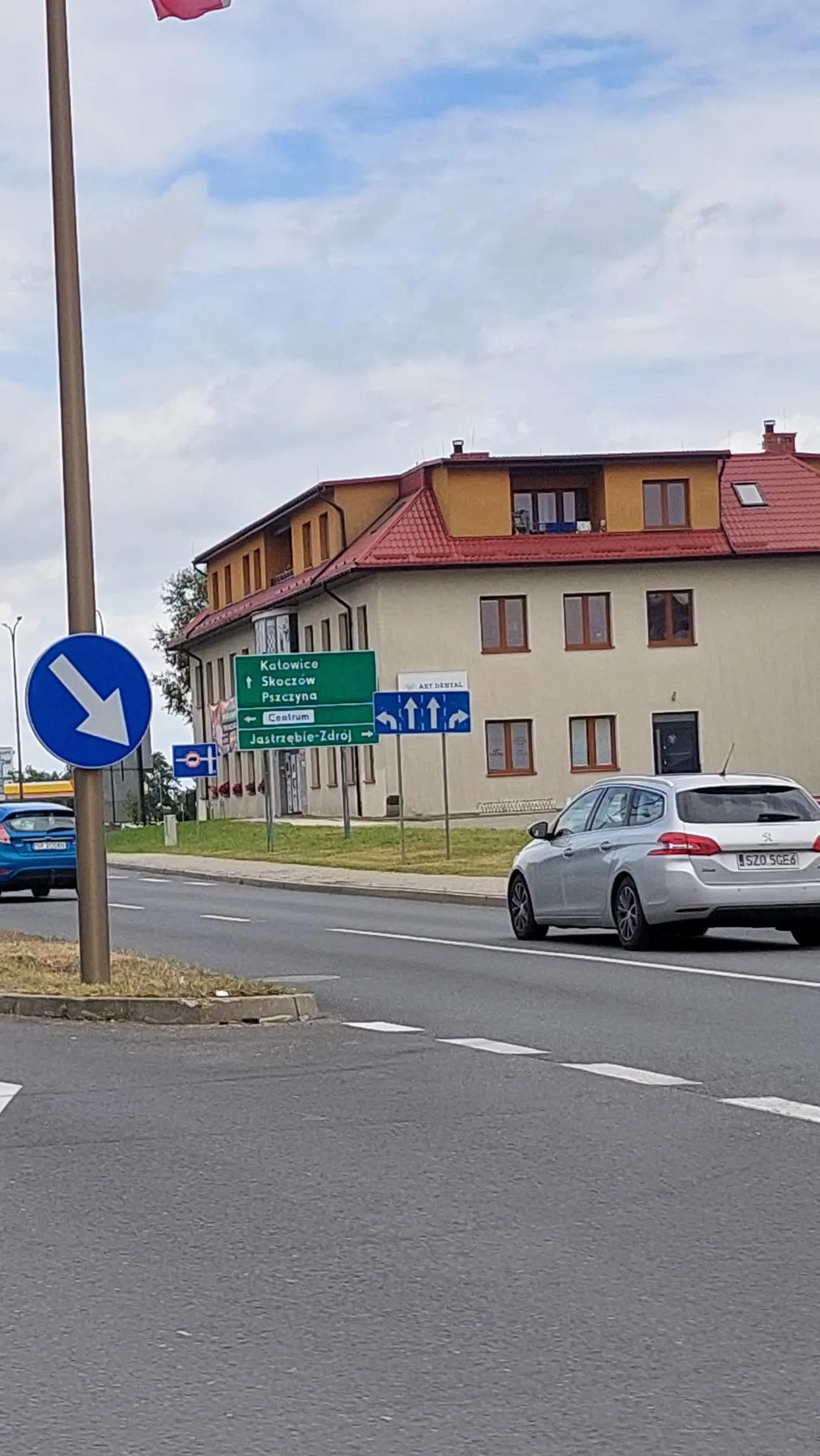 Tępak z Peguota nie potrafi jeździć, nie wie do czego służy pas rozbiegowy, wprowadza zament na drodze.