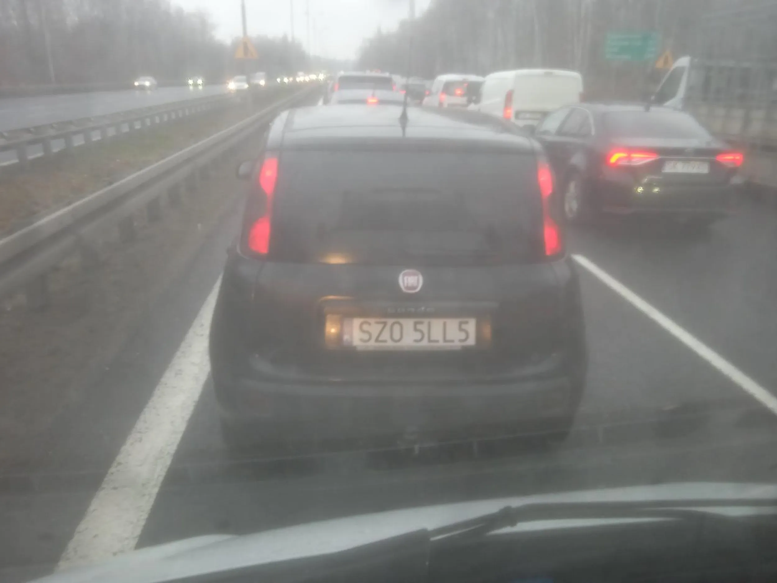 Czarna panda, a w srodku, za przyciemnionymi szybami jakas ciota z wasem. Zepchnal mnie z pasa, bez kierunkowskaza wjechal na moj pas. Jak by nie bylo pasa zieleni, gdzie ucieklem, byl by dzwon. Uwazajcie na dziada. Sroda 8:30 wlot do Katowic od Tychow.