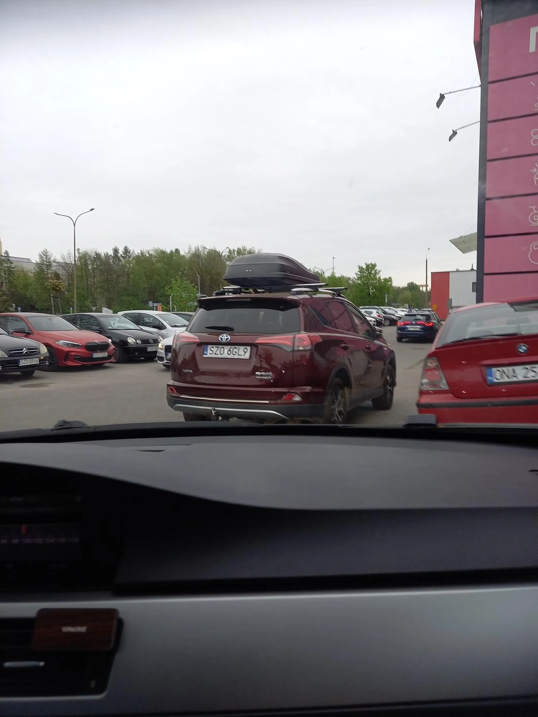 Nie parkuj tak już bo blokujesz przejazd, dzieki