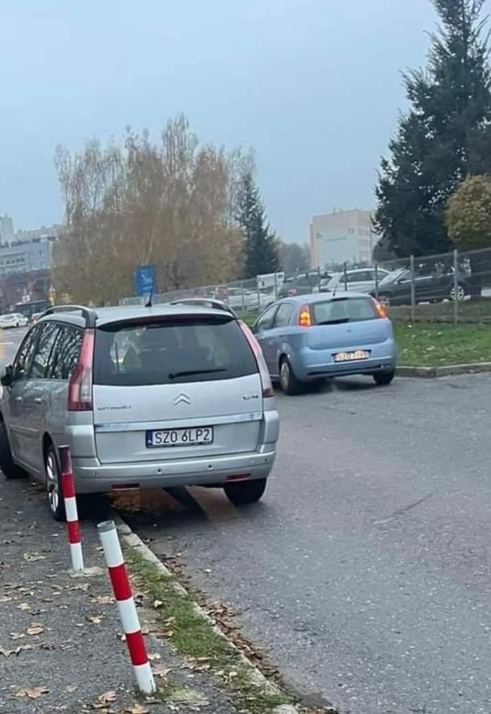 Przestań parkować na chodniku! Blokujesz drogę.