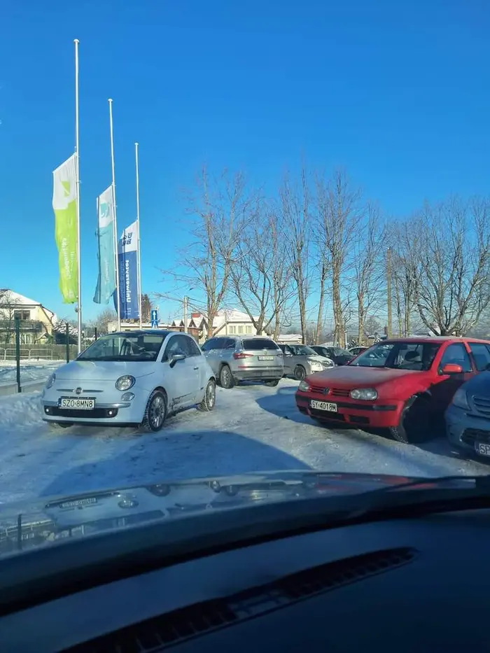 Parkuje jak na oborze. Blokuje przejazd. Wypisana z listy studentów, ku chwale UBB!