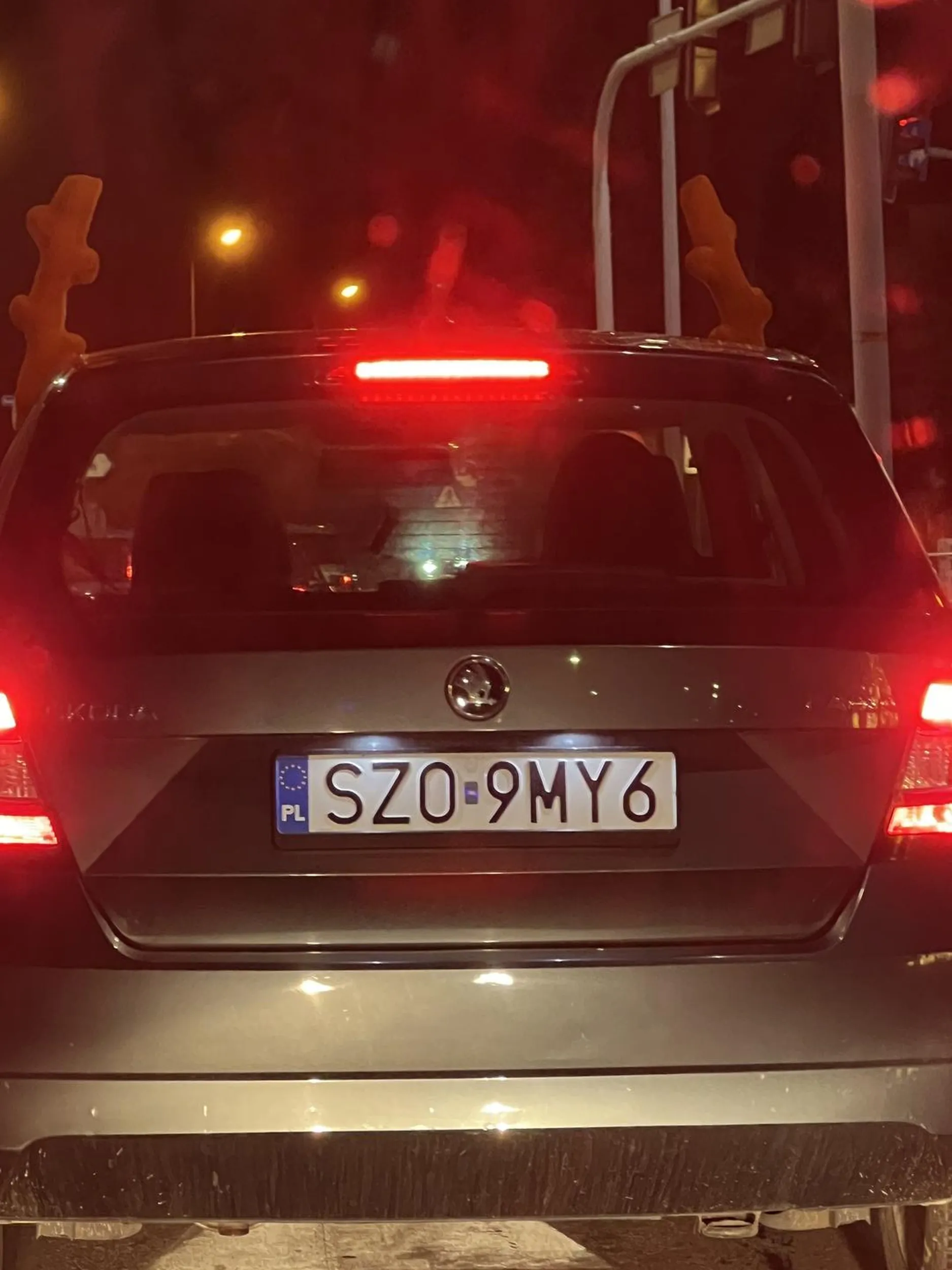 Wyjeżdża wymusza a potem się wlecze żeby nikt na zielonym nie przejechał