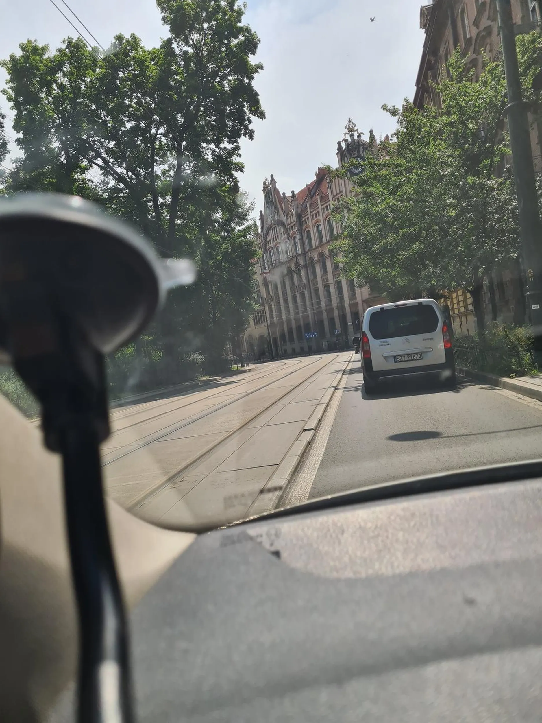 Kierowca wyprzedza na przejściu dla pieszych.