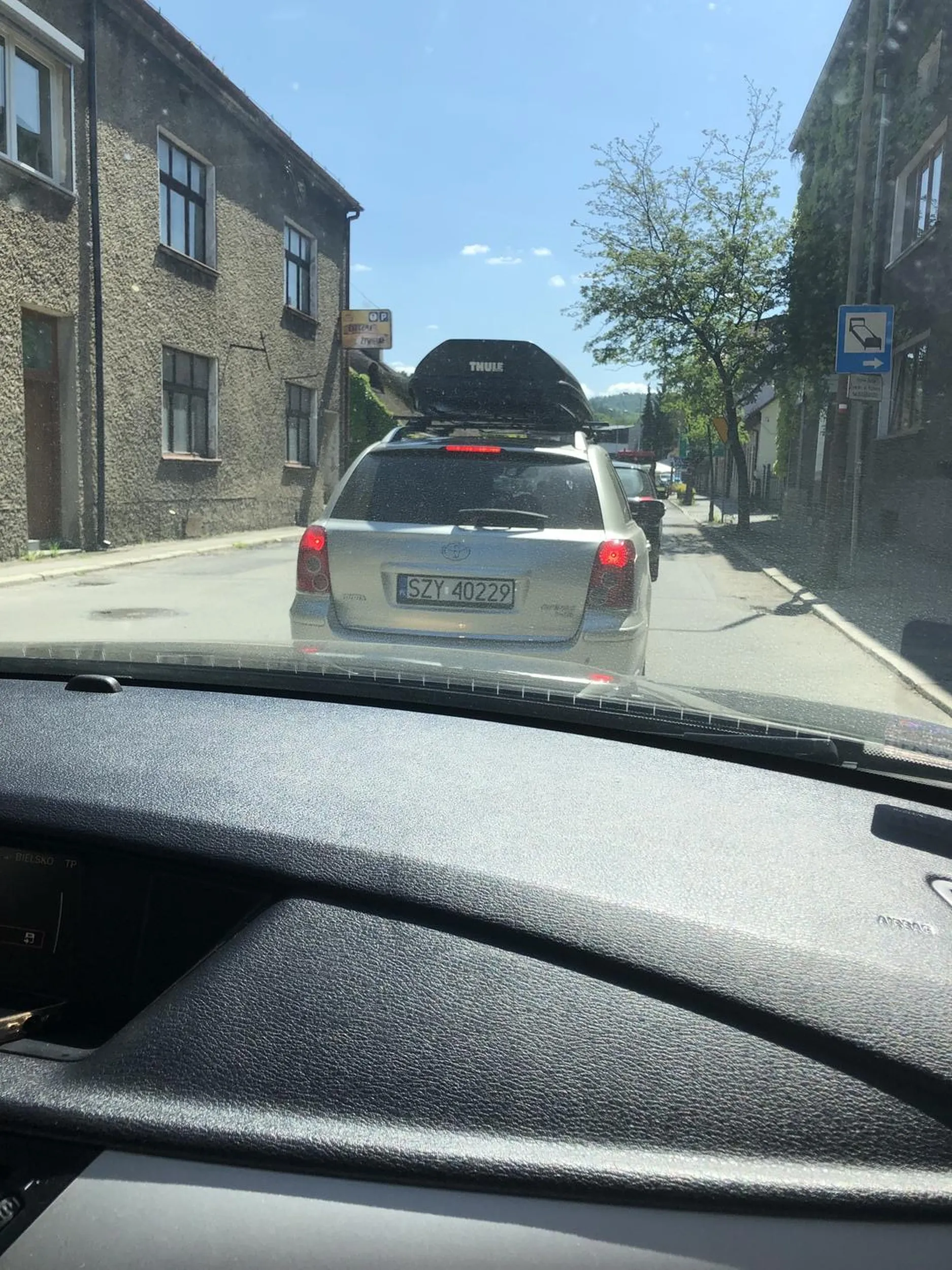 kierowca tego auta wymusza pierwszenstwo przed maska. powinno sie jej zabrac prawo jazdy, stwarza niebezpieczenstwo na drodze