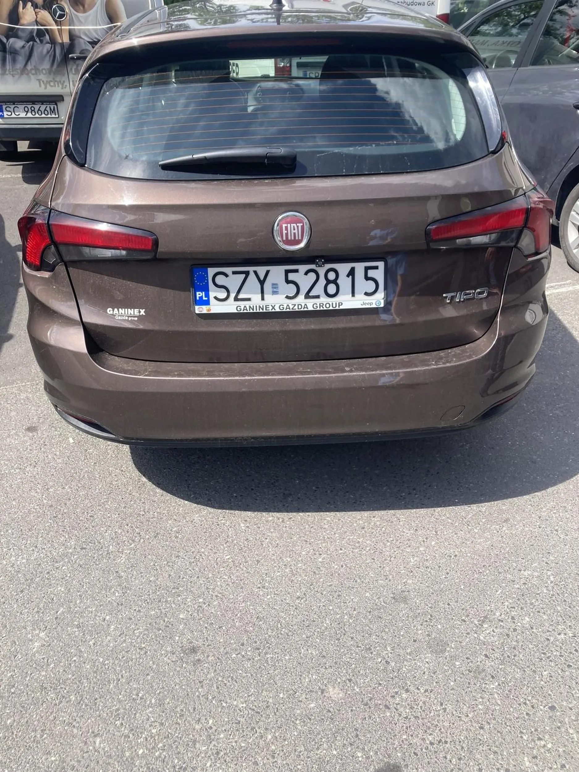 jakiś stary typ, typowy szeryf drogowy jak mu się coś nie spodobało na drodze to gonił mnie przez całe miasto i jak mnie wkońcu dopadł, to wyszedł z samochodu i mi najebał, sprawa została zgłoszona na miejscu, i został spisany przez policję, uważajcie na typa bo jest naprawde niebezpieczny, a jak zacznie was gonić to uciekajcie jak najdalej.