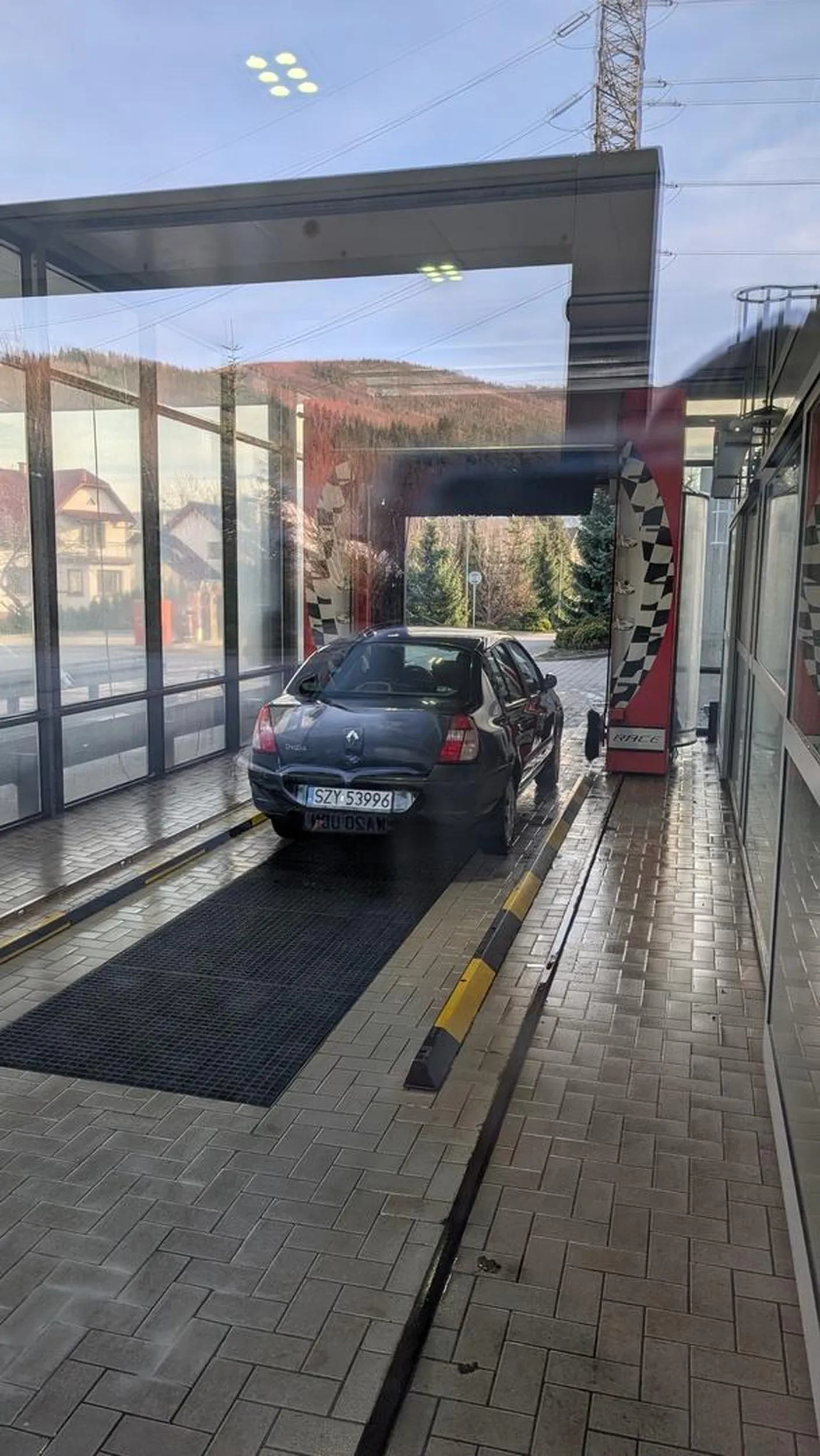 Pani zostawiła autko na myjni i poszła sobie na zakupy. Wróciła 25min po zakończeniu programu. Na pytanie czy nie uważa, że wypadałoby powiedzieć przepraszam, odparła; -"Tu nie ma limitu czasowego". :D