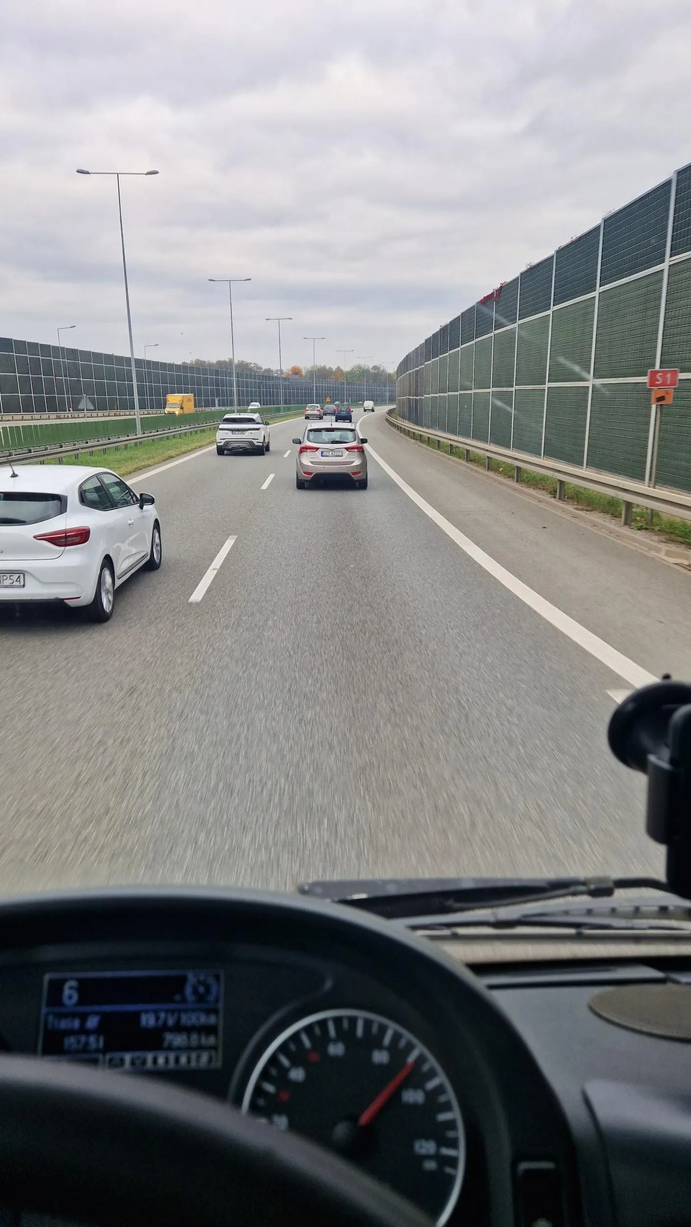 Wrzód drogowy. Trasa S1 jedzie 60km/h, po wyprzedzeniu. Wyprzedza i ponownie jedzie 60km/h. Dziadek około 80 lat i pasażer babcia wiek podobny. Pewnie jakiś ubek.