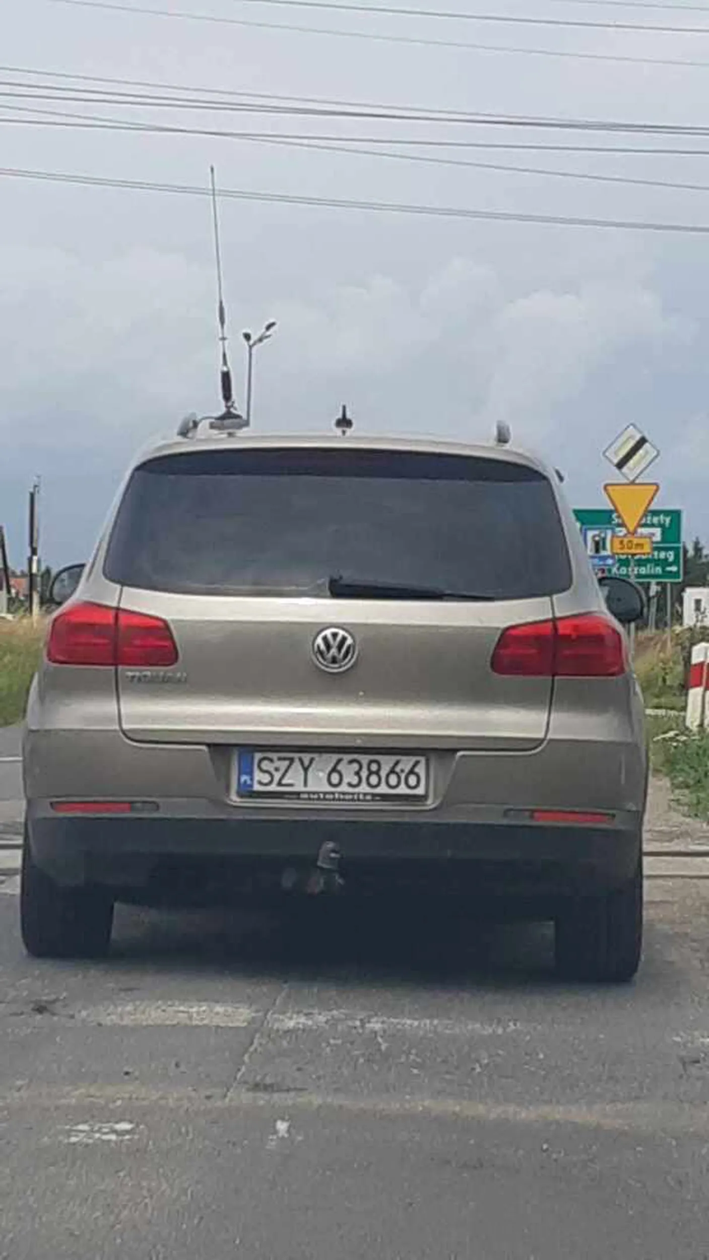 Po to droga jest szeroka, zeby mozna bylo manewrowac pacanie co 30km/h jeździ srodkiem