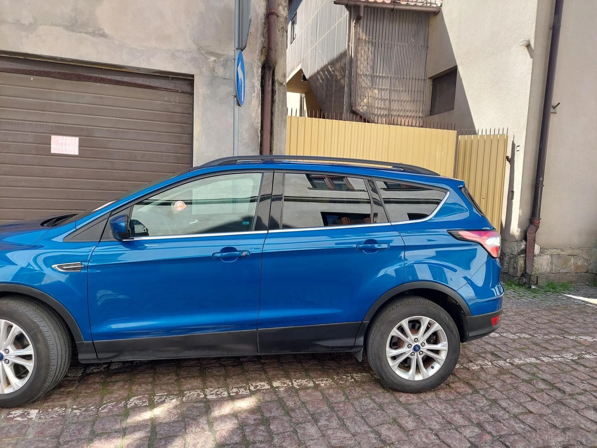 Zaparkował tak że nie mogę wyjechać z bramy już ponad godzine