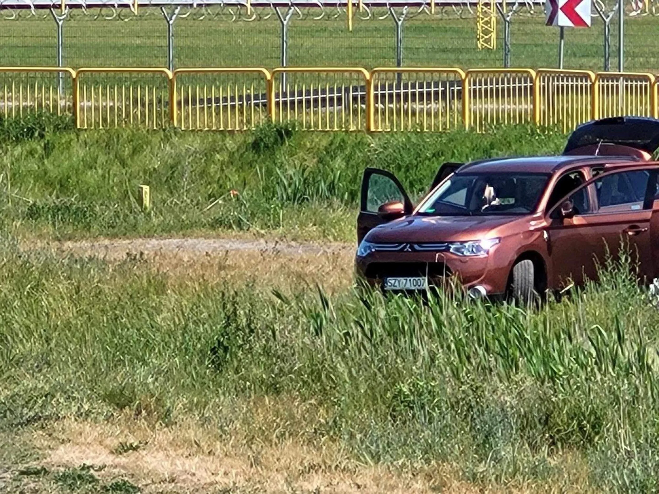 Gość na punkcie widokowym w Pyrzowicach znęcał się nad psem kopiąc, bijąc u uderzając torba. Zgłoszony odpowiednim służbom.