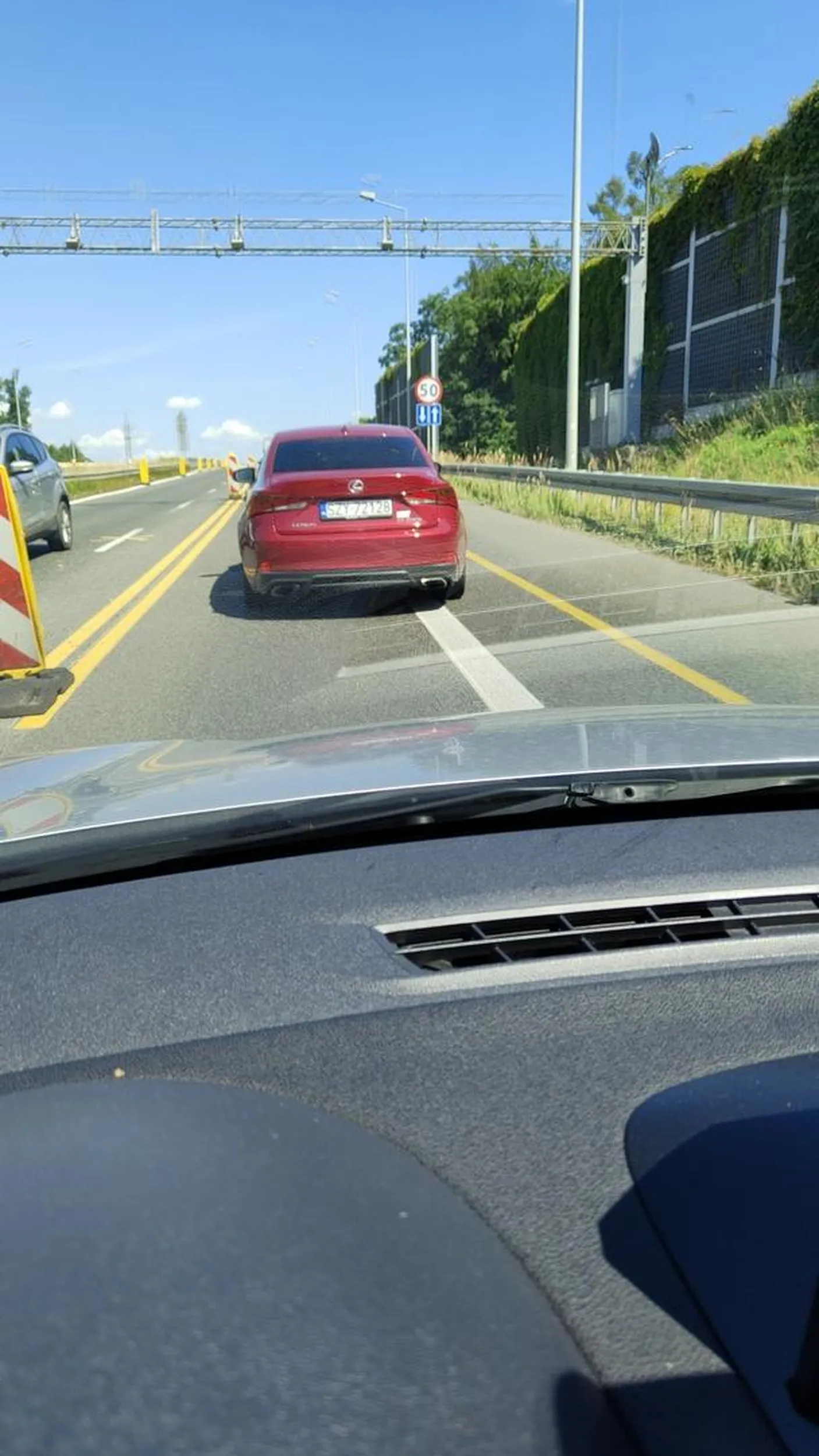 SZYita w Lexusie. Nie wpuszcza na zakładkę przed zwężką, chociaż kierunkowskaz puszczony o wiele wcześniej i jeszcze głupkowacie się patrzy i śmieje. Młody, a zachowanie jak jakis stary cap.