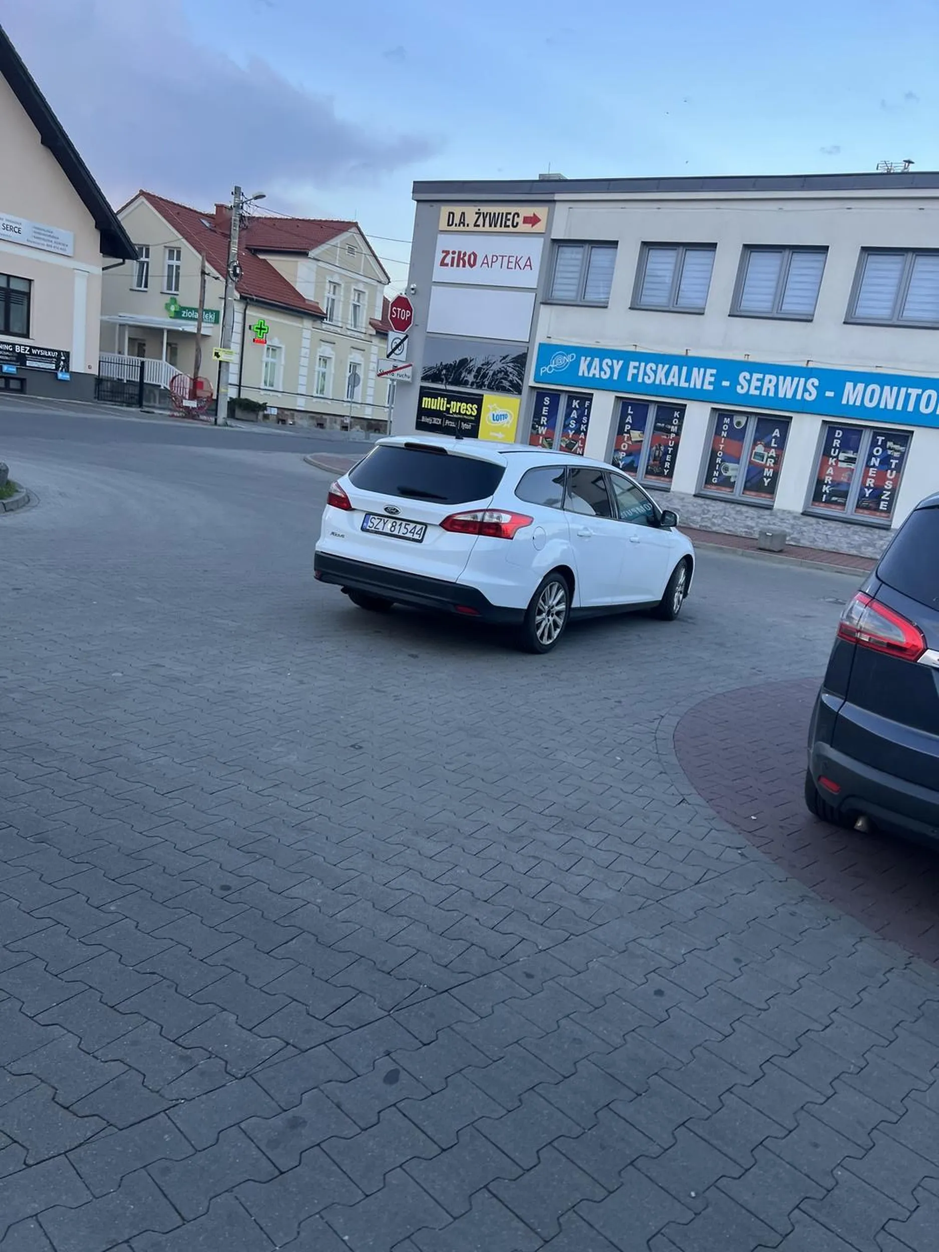 Ej mordo tu nie można parkować xD