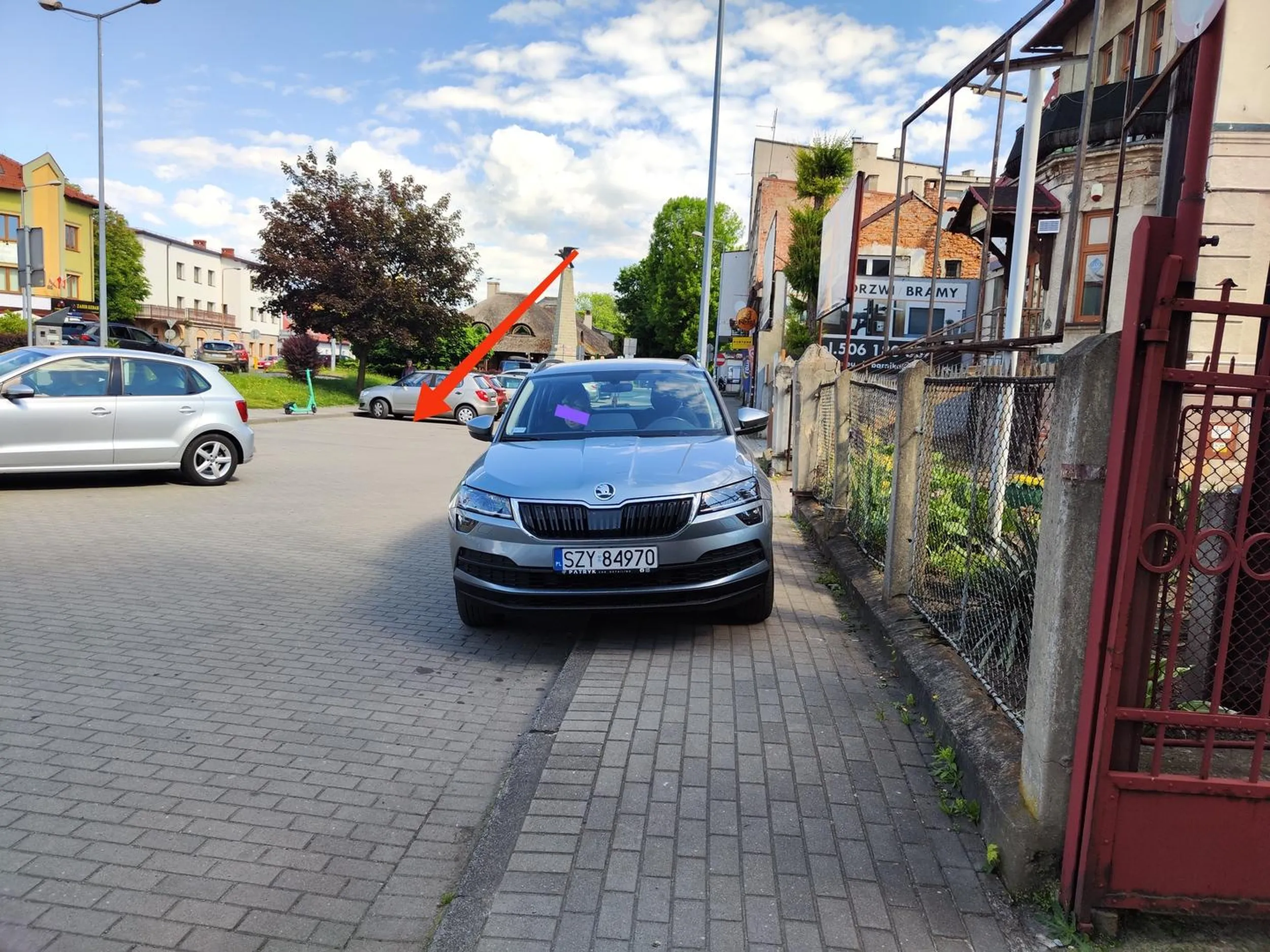 Czerwona strzałka pokazuje wolne miejsca parkingowe, ale to aż 5 dodatkowych metrów do pokonania pieszo.