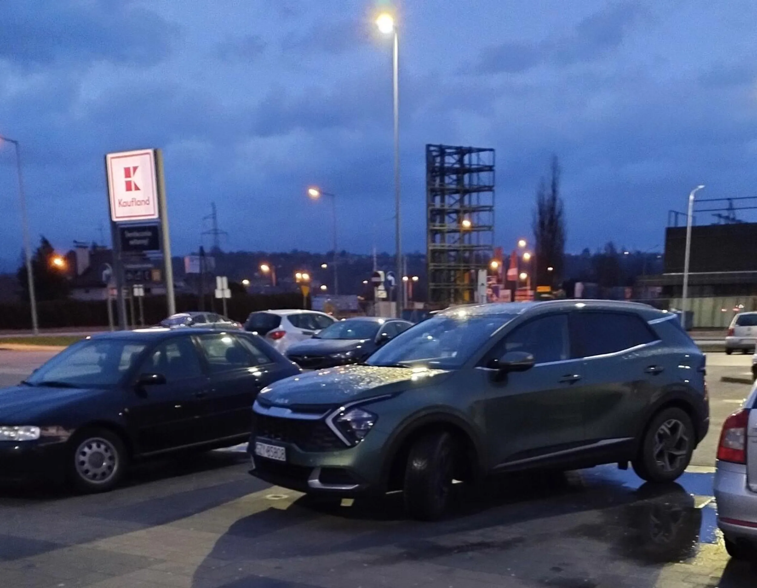 Mniej pojazdów na parkingu - można zająć 2 miejsca?