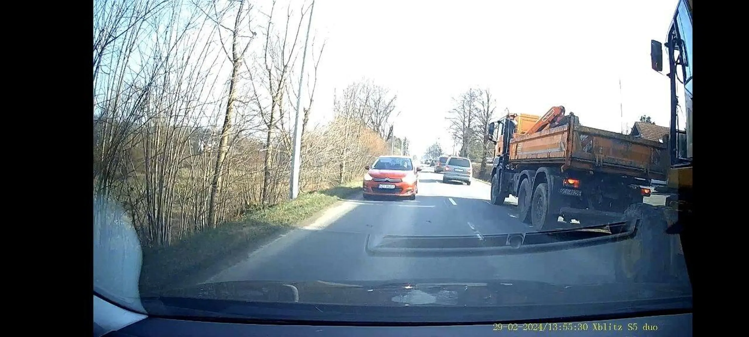 Po jeździe tej kobiety ciężko stwierdzić czy jest pod wpływem jakichkolwiek używek czy też bije jej głupota w głowie. Kompletnie nie ostrożna , brak hamulców na plus reflex mało brakło a Pani by skończyła w rowie.