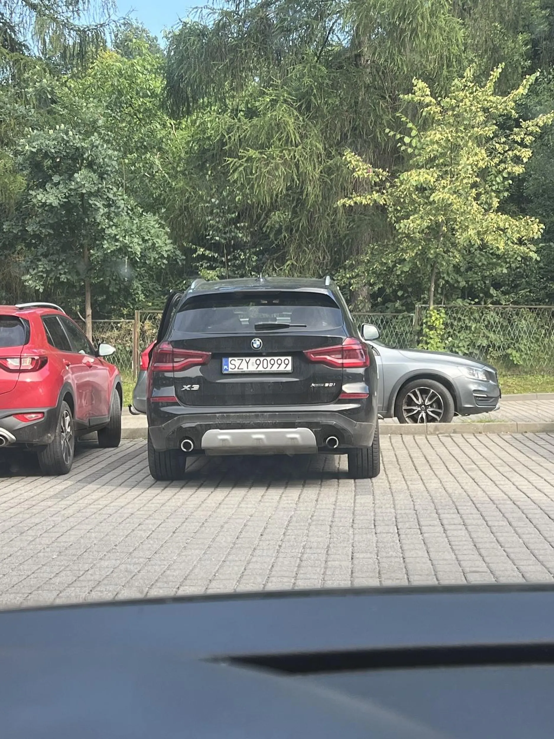 0 szacunku dla innych ! Tym bardziej, że to jest parking obok ośrodka zdrowia ! Tępić takich kierowców !