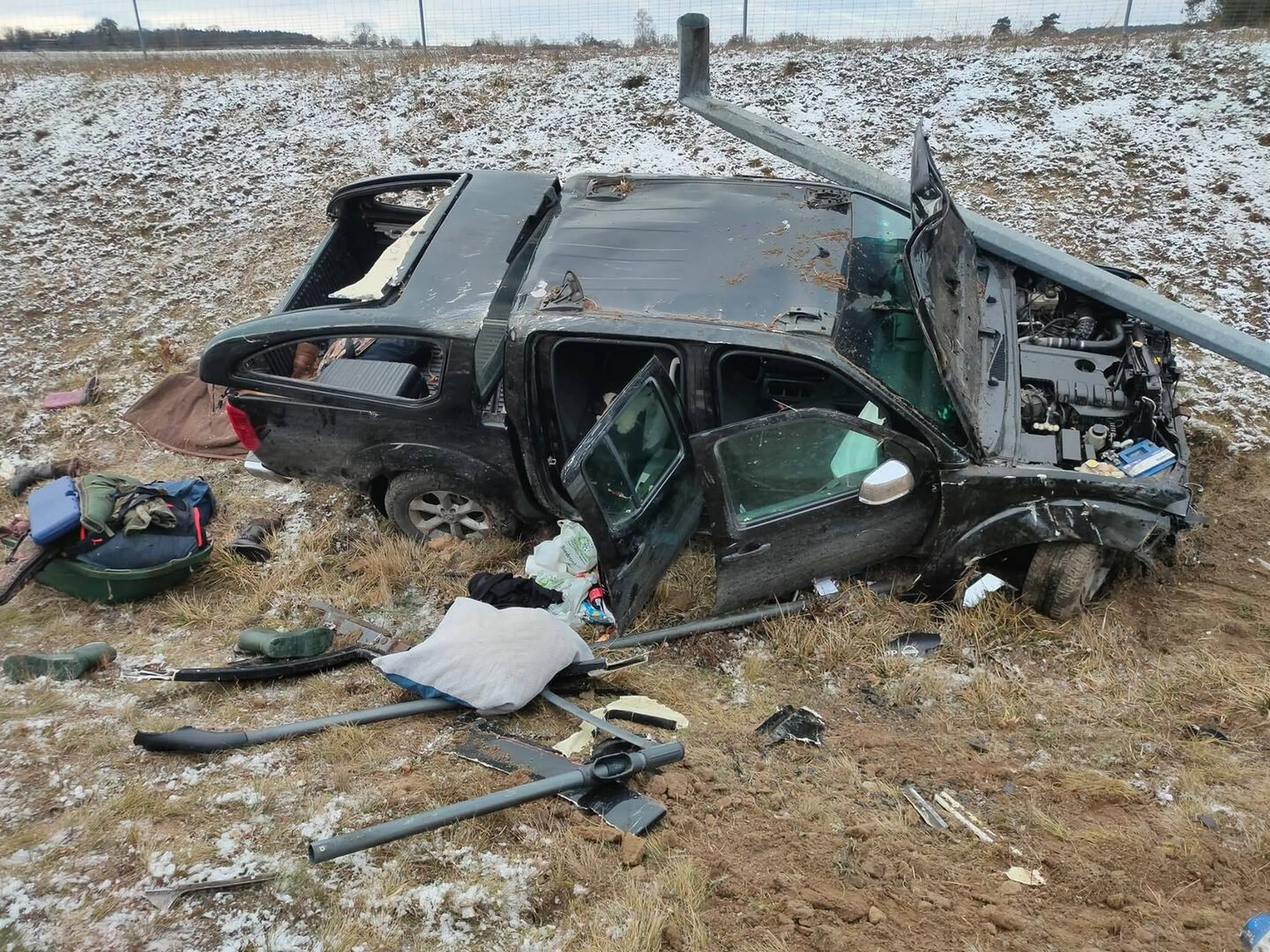 kolego nie wiem jak to zrobiłeś że mijałeś mnie na drodze a za 6 km już w rowie. z domu widziałem jak jechały 2 karetki, 2 straże i policja. mam nadzieję że nic poważnego się wam nie stało !