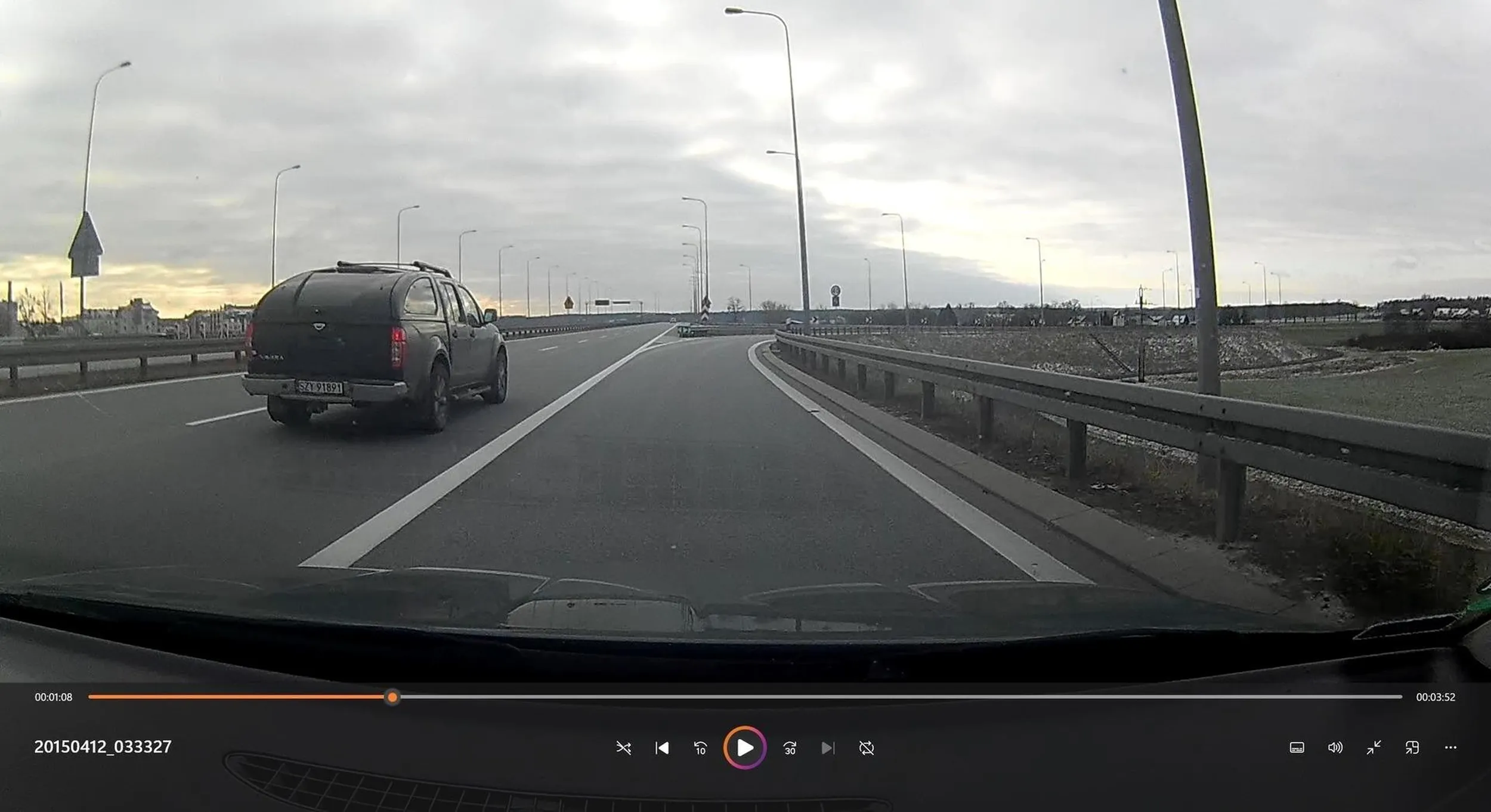 kolego nie wiem jak to zrobiłeś że mijałeś mnie na drodze a za 6 km już w rowie. z domu widziałem jak jechały 2 karetki, 2 straże i policja. mam nadzieję że nic poważnego się wam nie stało !