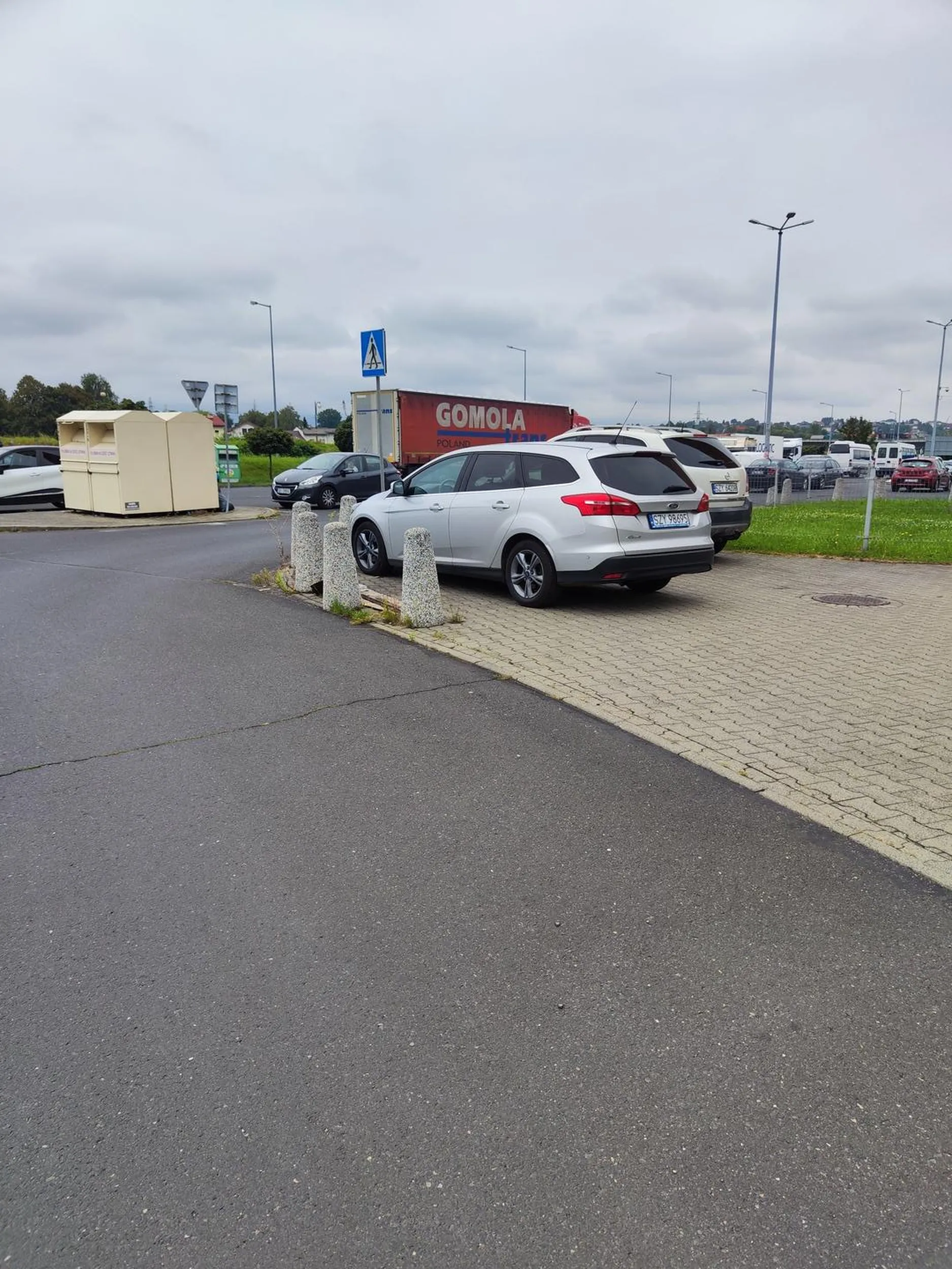 Dzwonek jest dla nauczyciela. Słupki są dla samochodów.