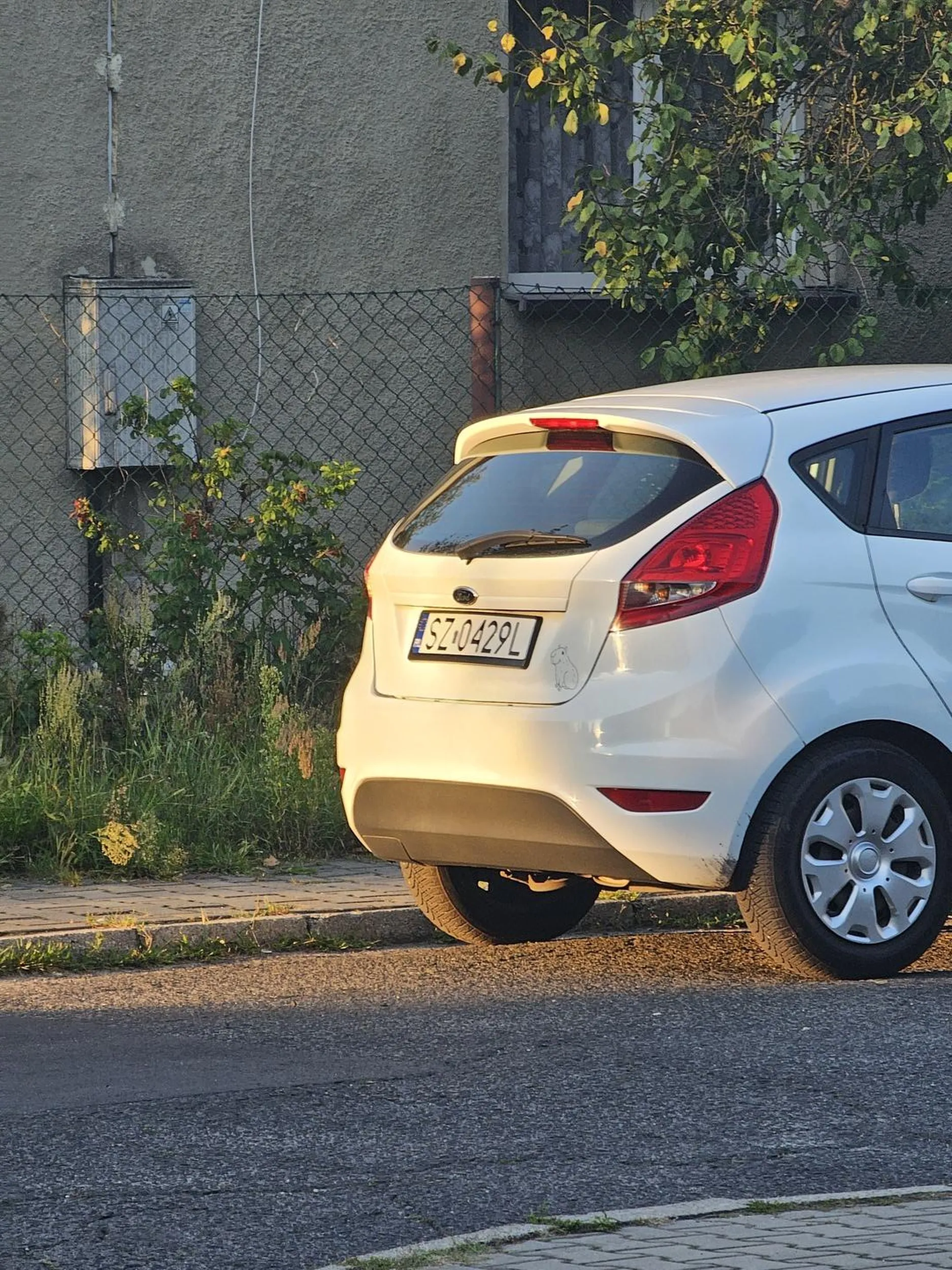 Pan skręcając w ulicę, w prawo nie używa kierunkowskazu, a później czepia się innych użytkowników drogi dlaczego są nerwowi, a sam nie sygnalizuje swoich manewrów.