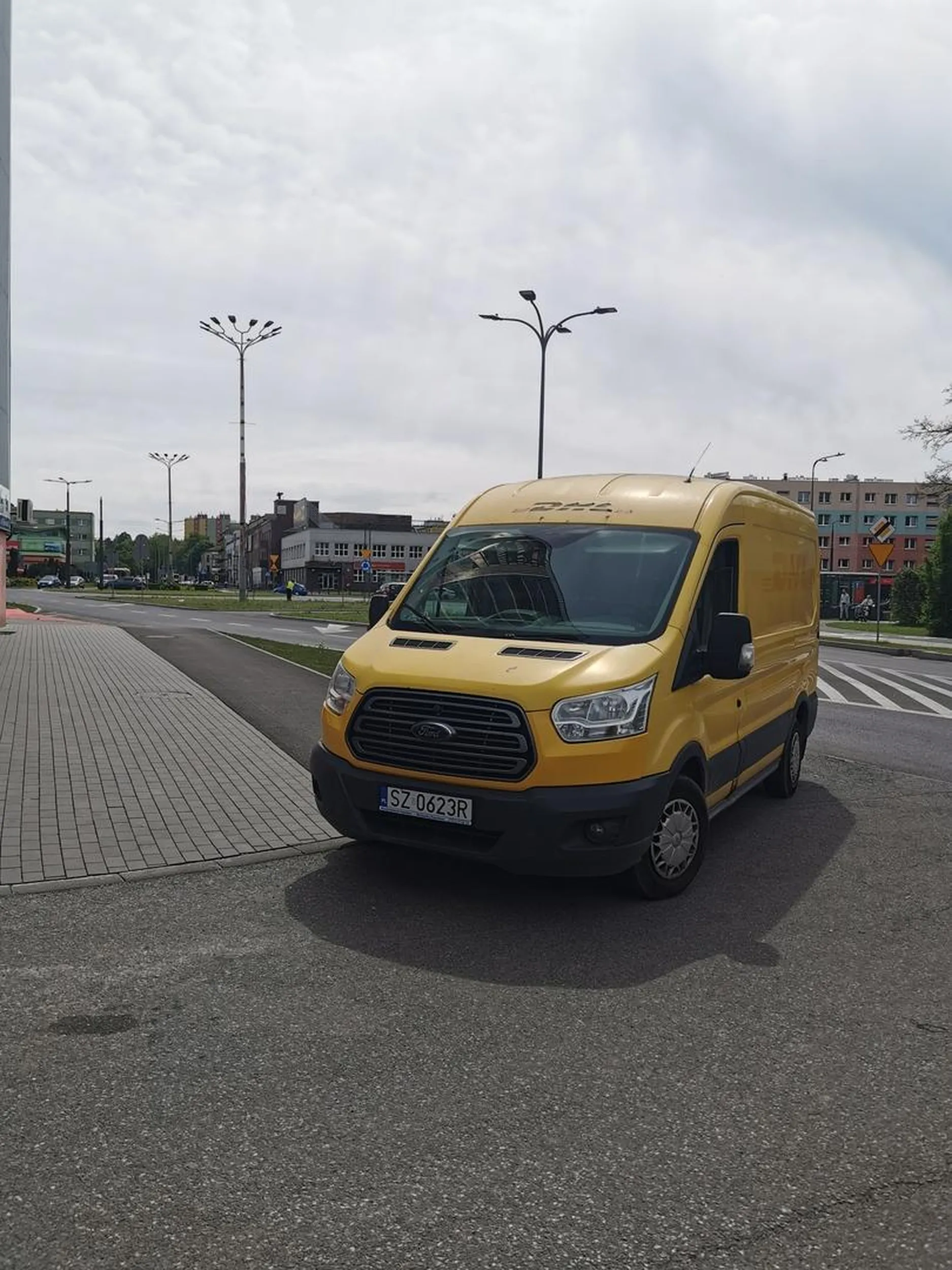 DHL dla ich kierowców nie ma rzeczy niemożliwych... Zastawić drogę rowerowa, żaden problem!